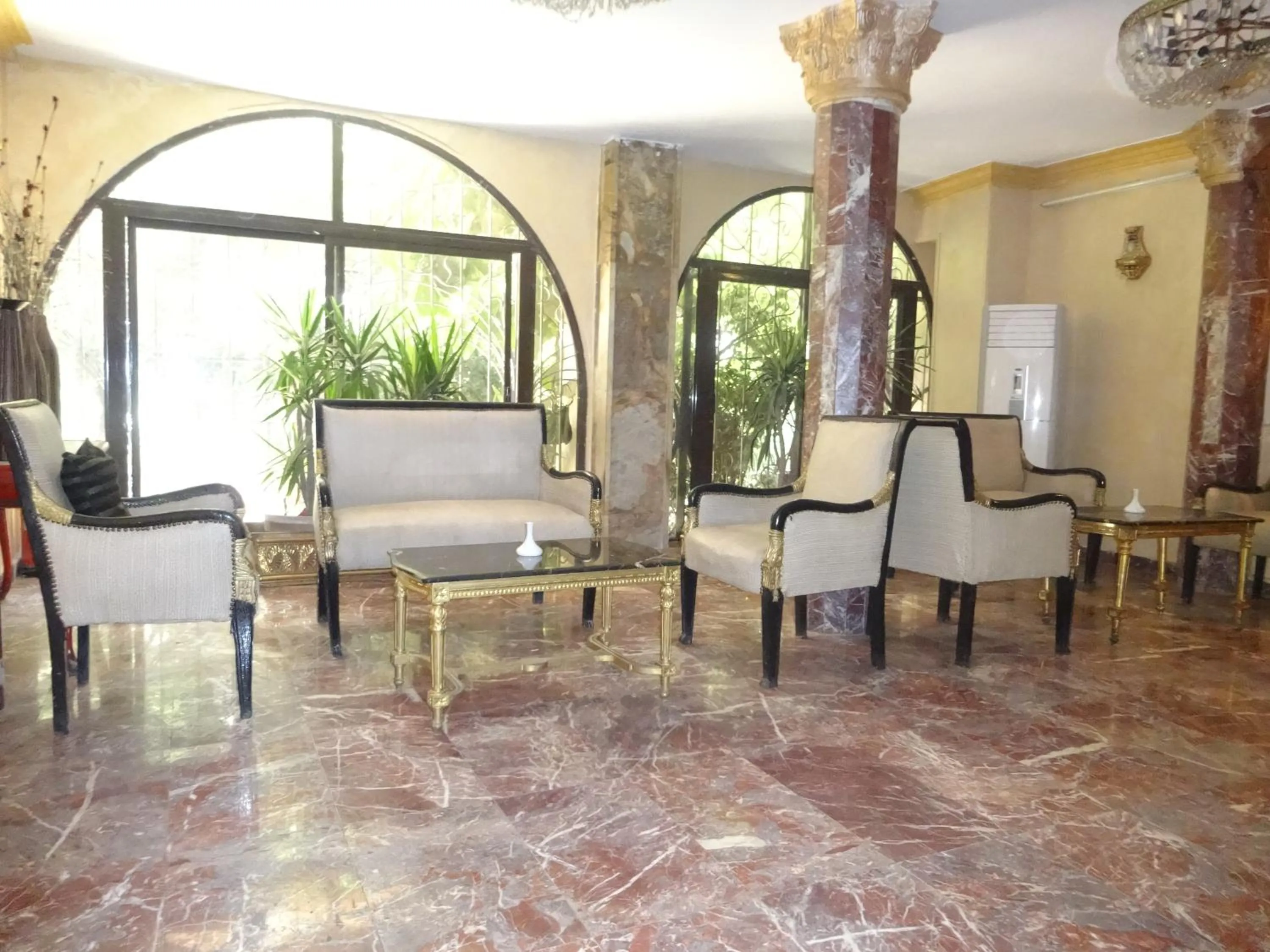 Living room in Indiana Hotel