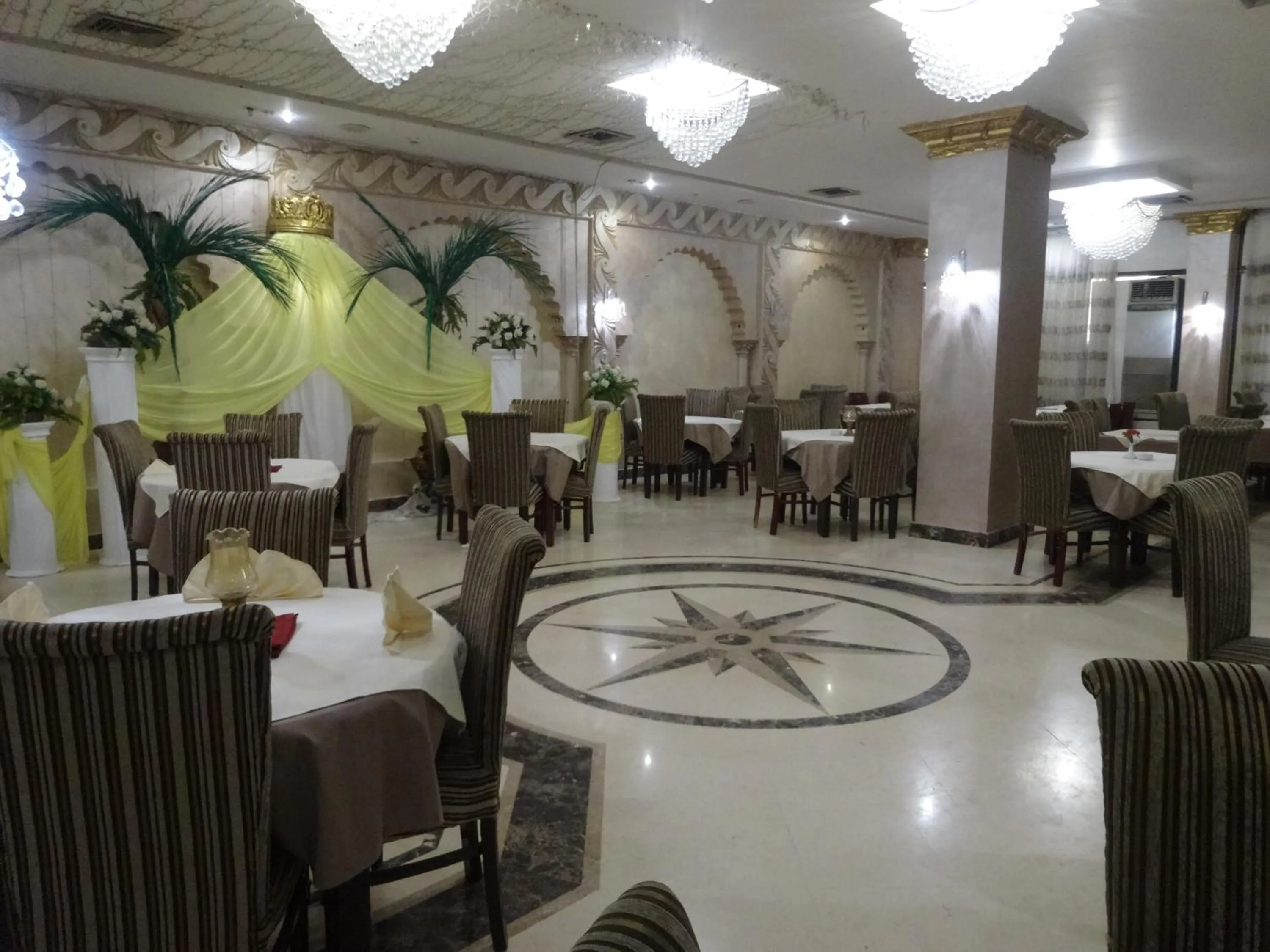 Restaurant/places to eat in Indiana Hotel