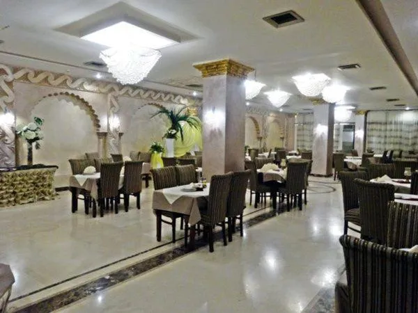 Restaurant/places to eat in Indiana Hotel