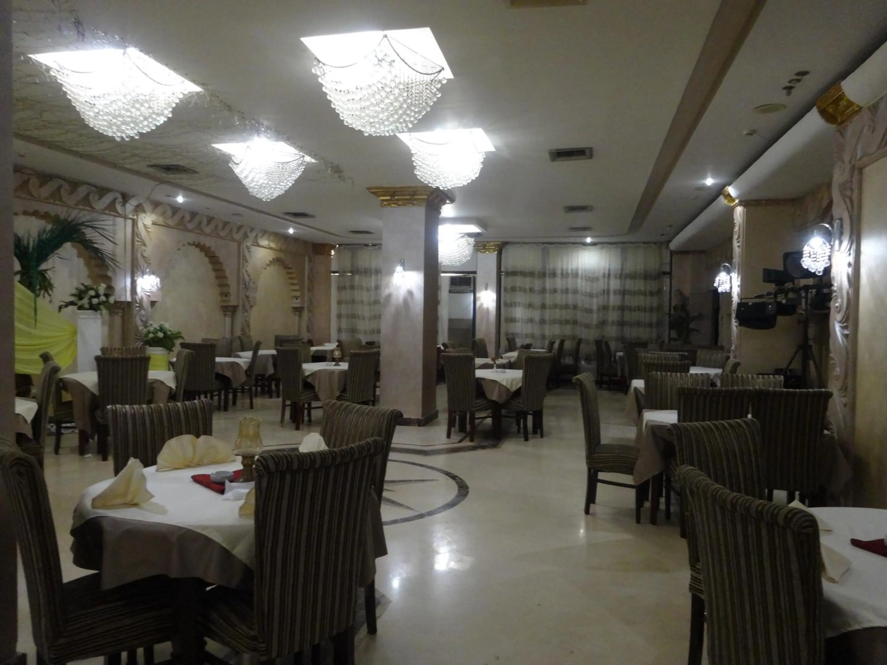 Restaurant/places to eat in Indiana Hotel