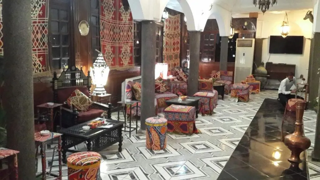 Restaurant/places to eat in Indiana Hotel