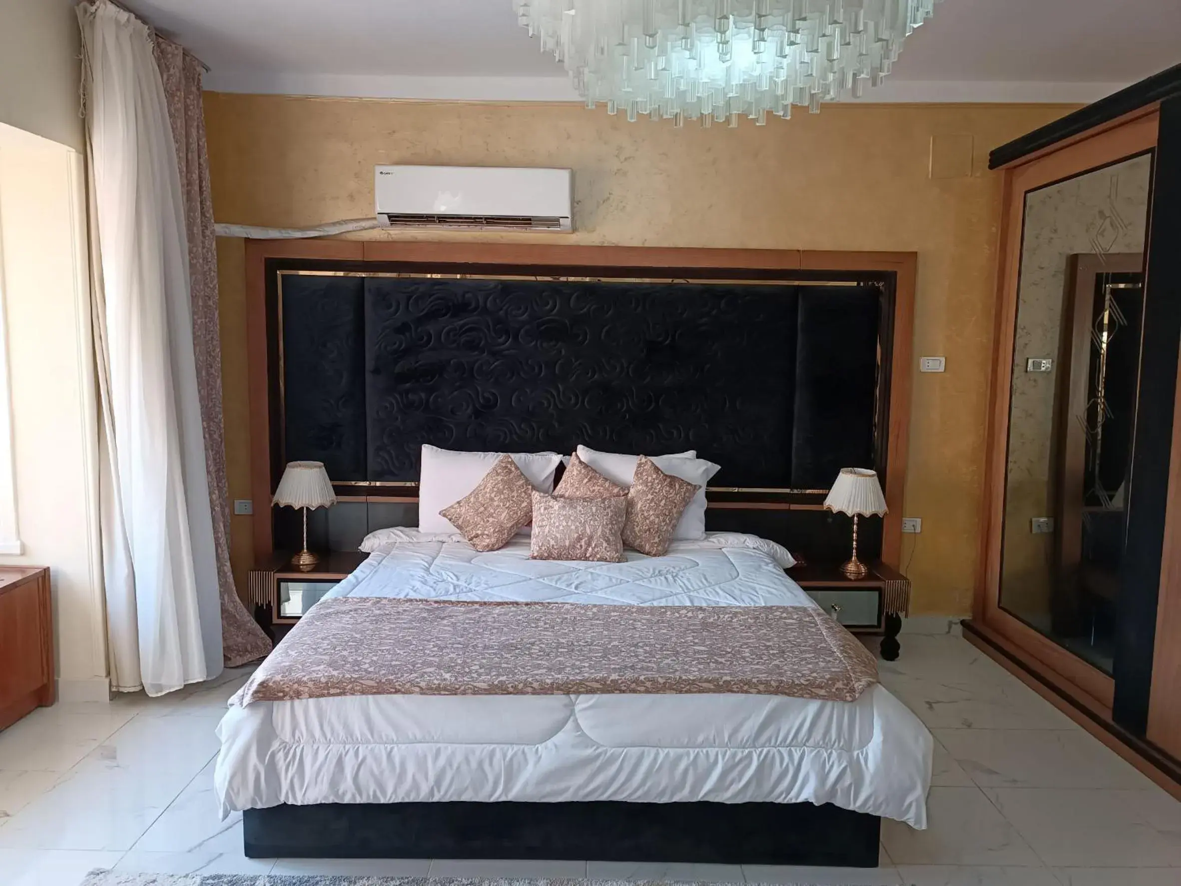 Executive One-Bedroom Suite in Indiana Hotel Executive One-Bedroom Suite in Indiana Hotel