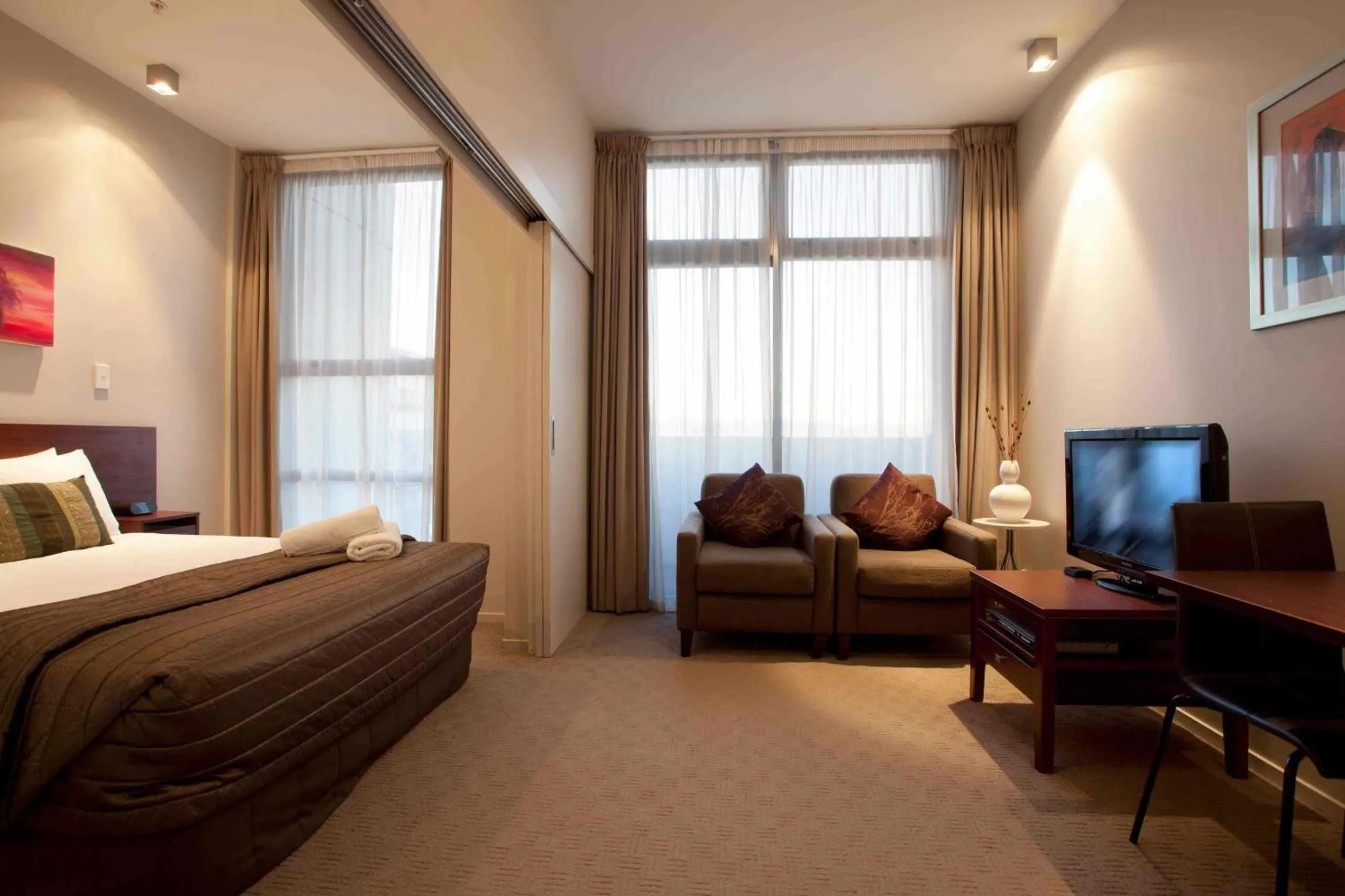 Photo of the whole room, Bed in VR Auckland City