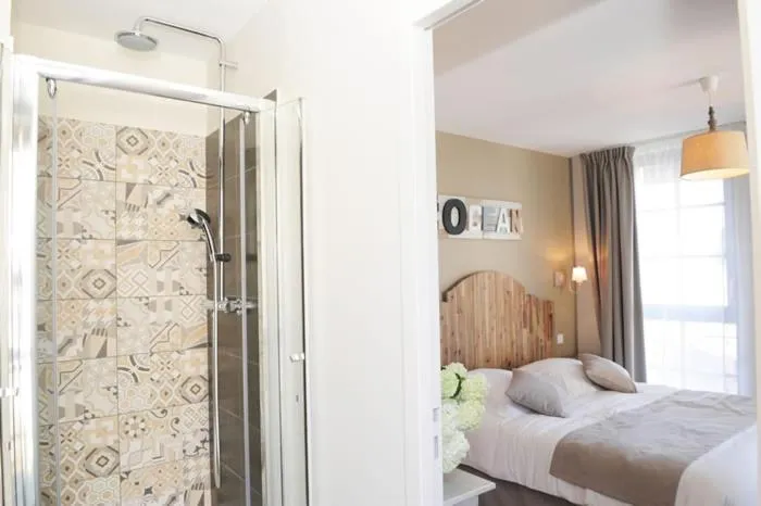 Bed in Hôtel Restaurant Corto Maltese