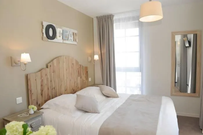 Bed in Hôtel Restaurant Corto Maltese