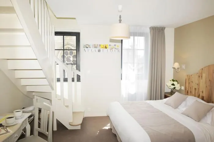 Bed in Hôtel Restaurant Corto Maltese