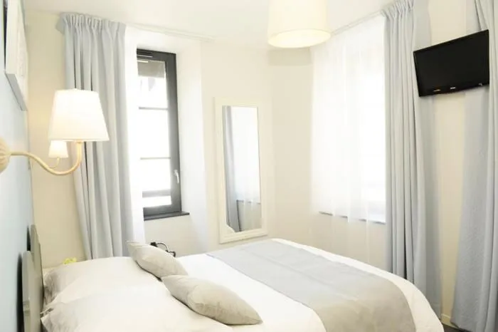 Bed in Hôtel Restaurant Corto Maltese