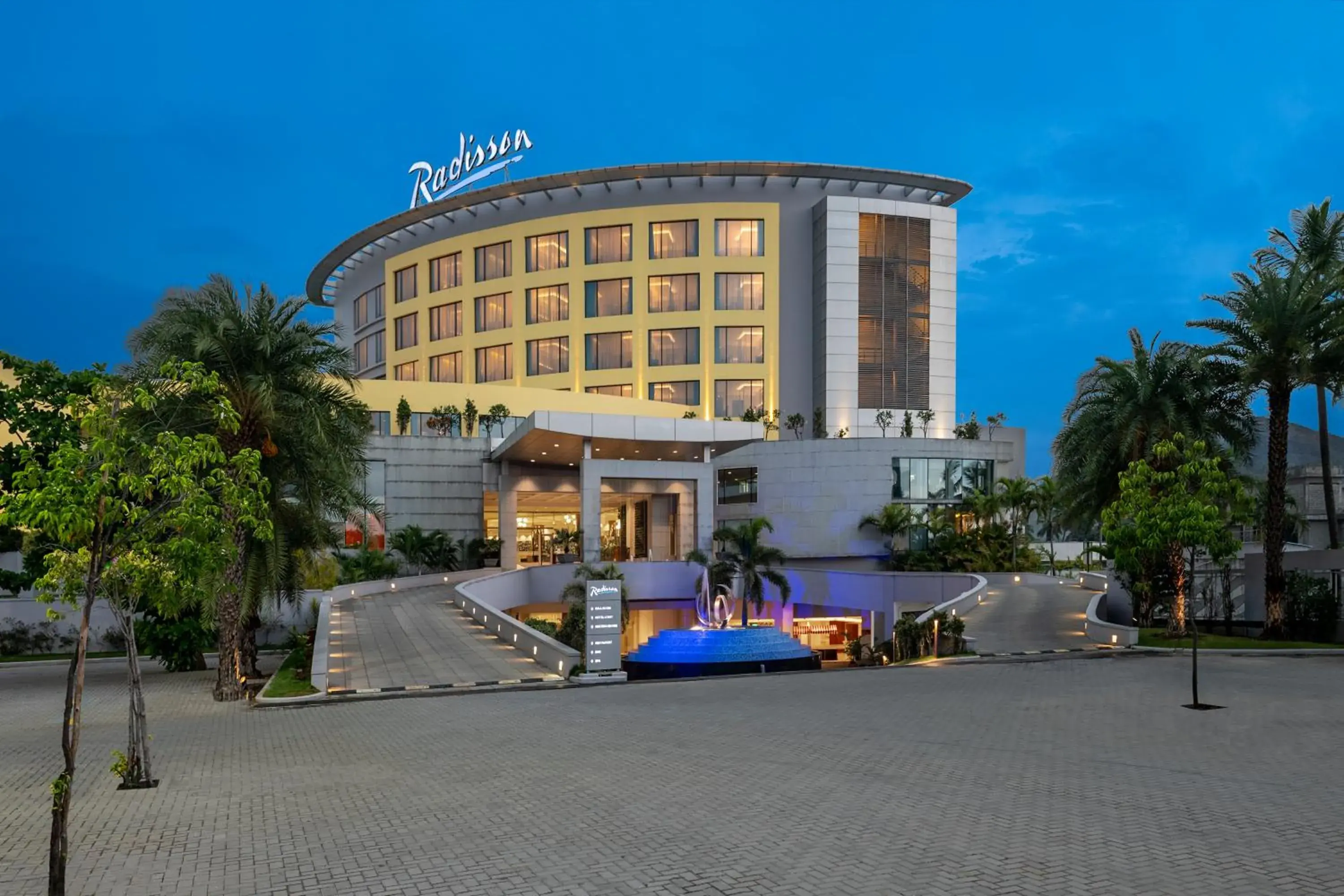 Property building in Radisson Salem Property building in Radisson Salem