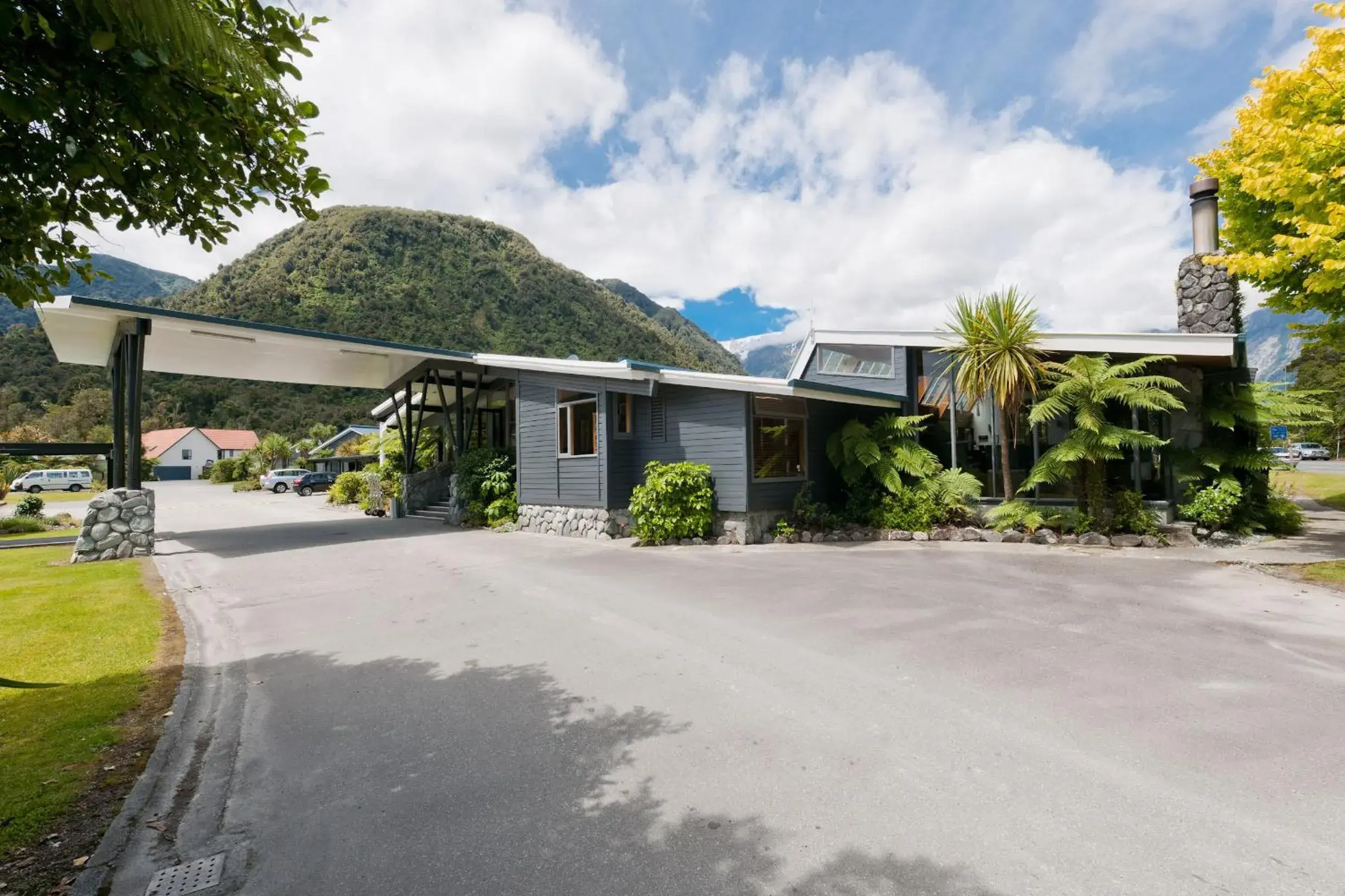 Facade/entrance in Scenic Hotel Franz Josef Glacier Facade/entrance in Scenic Hotel Franz Josef Glacier