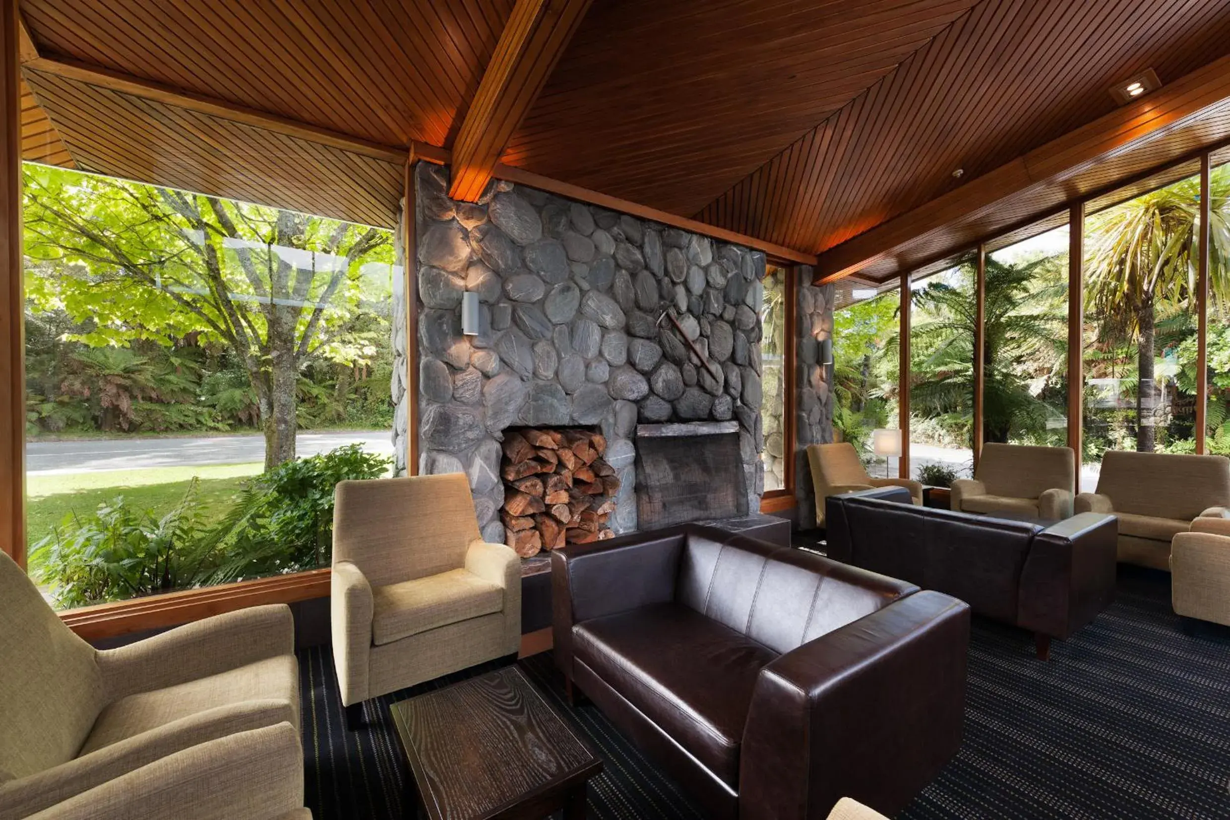 Lounge or bar in Scenic Hotel Franz Josef Glacier Lounge or bar in Scenic Hotel Franz Josef Glacier