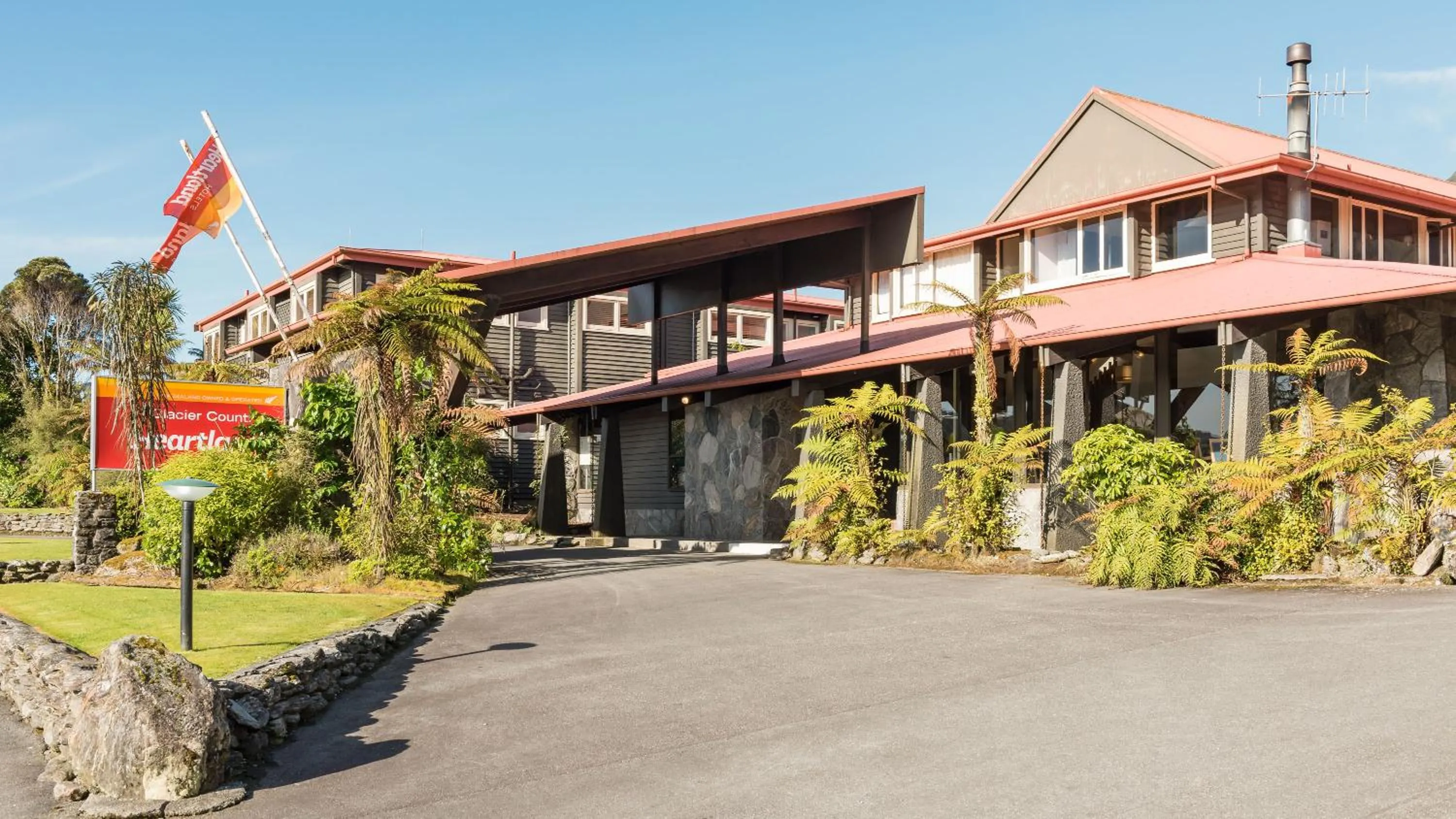 Facade/entrance in Heartland Hotel Glacier Country