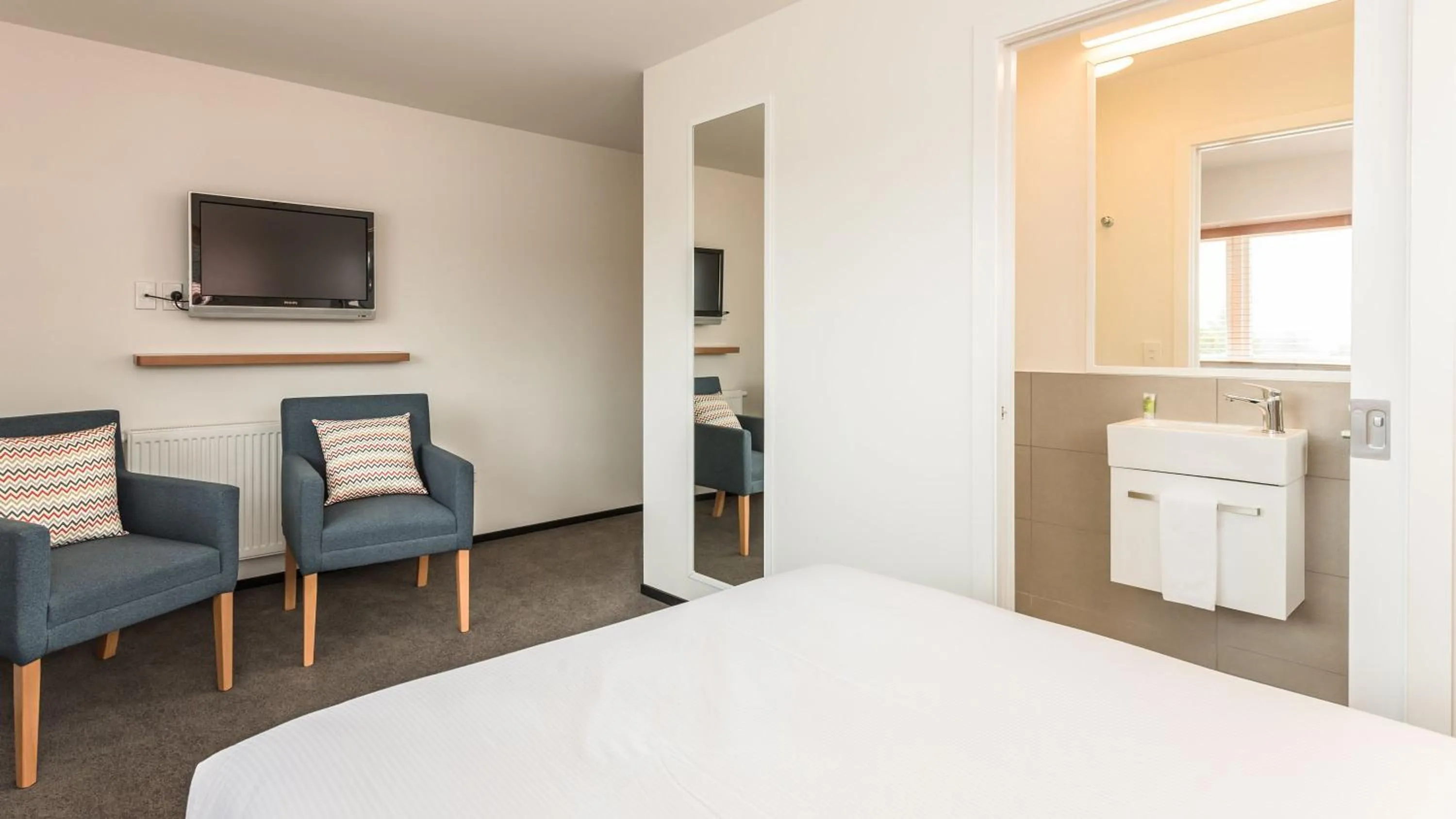 Bedroom, Bed in Heartland Hotel Glacier Country