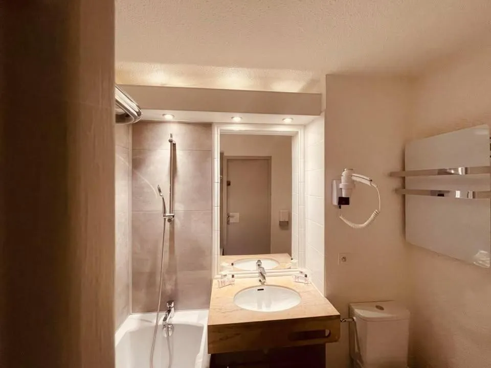 Bathroom in LE M HOTEL & SPA HONFLEUR