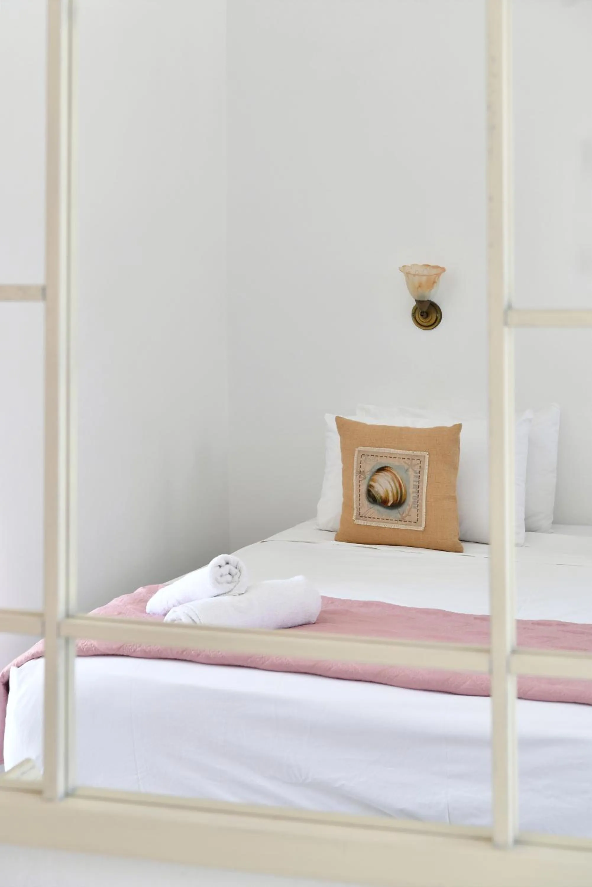 Bed in Hara Studios and Apartments