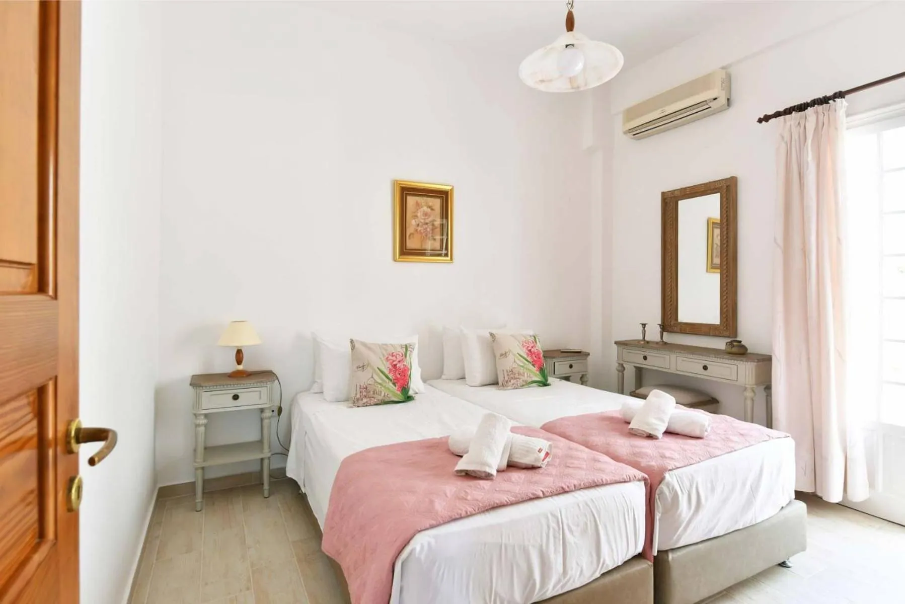 Bed in Hara Studios and Apartments