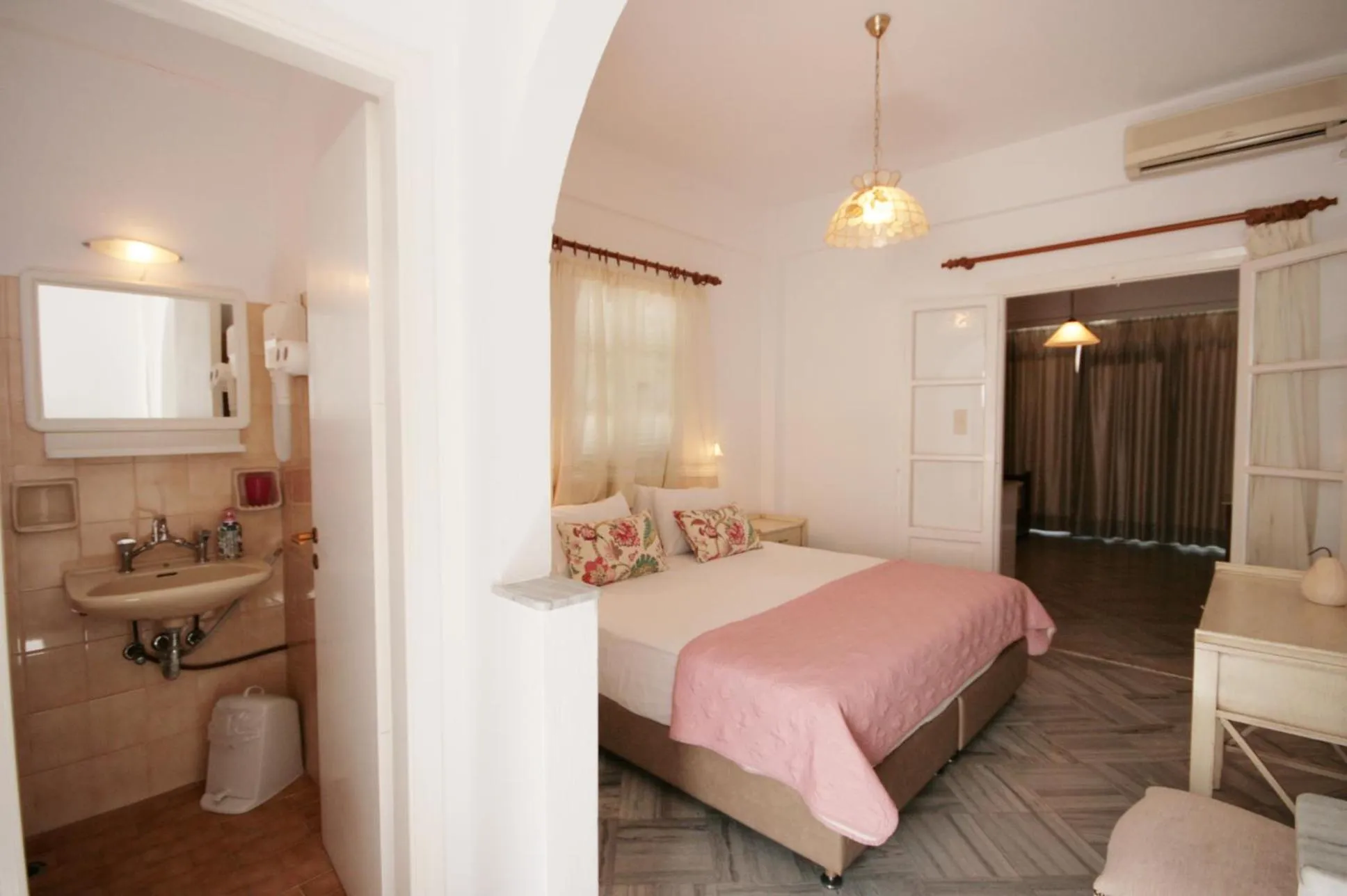 Bed in Hara Studios and Apartments