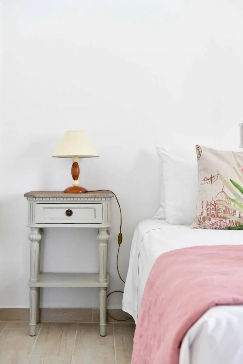 Bed in Hara Studios and Apartments