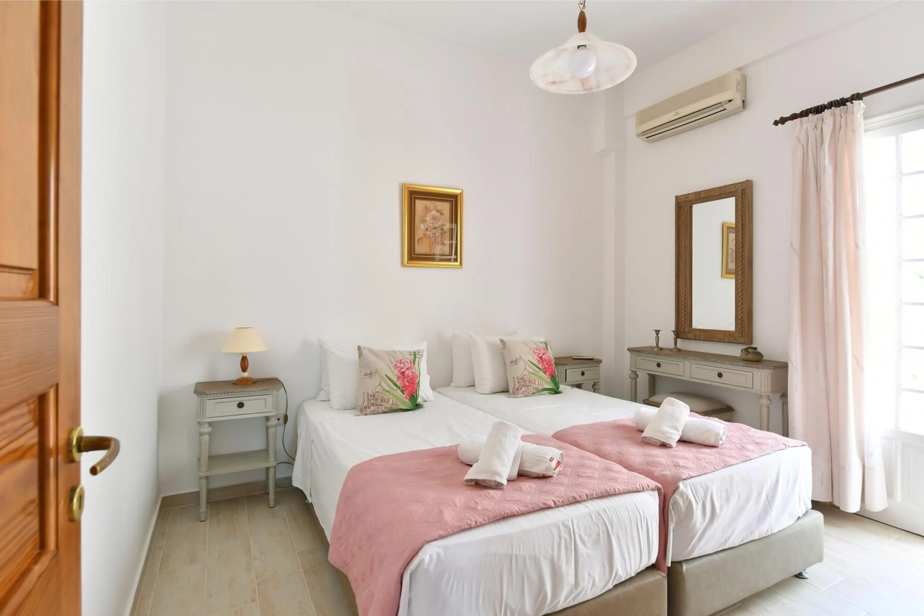 Bed in Hara Studios and Apartments