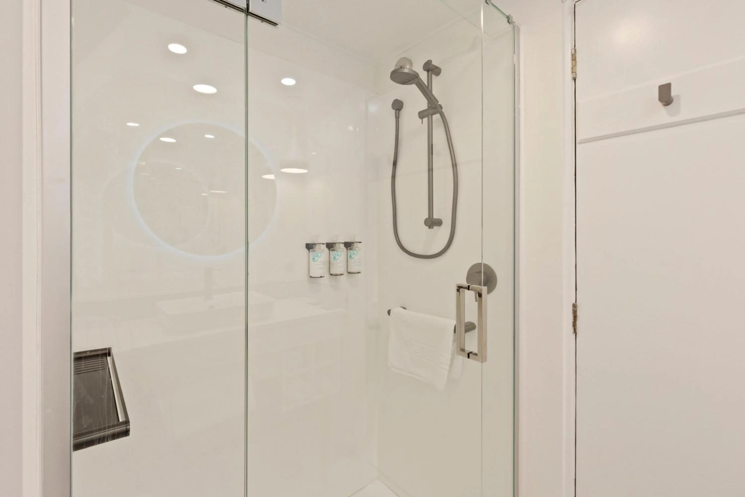 Shower in Heartland Hotel Queenstown