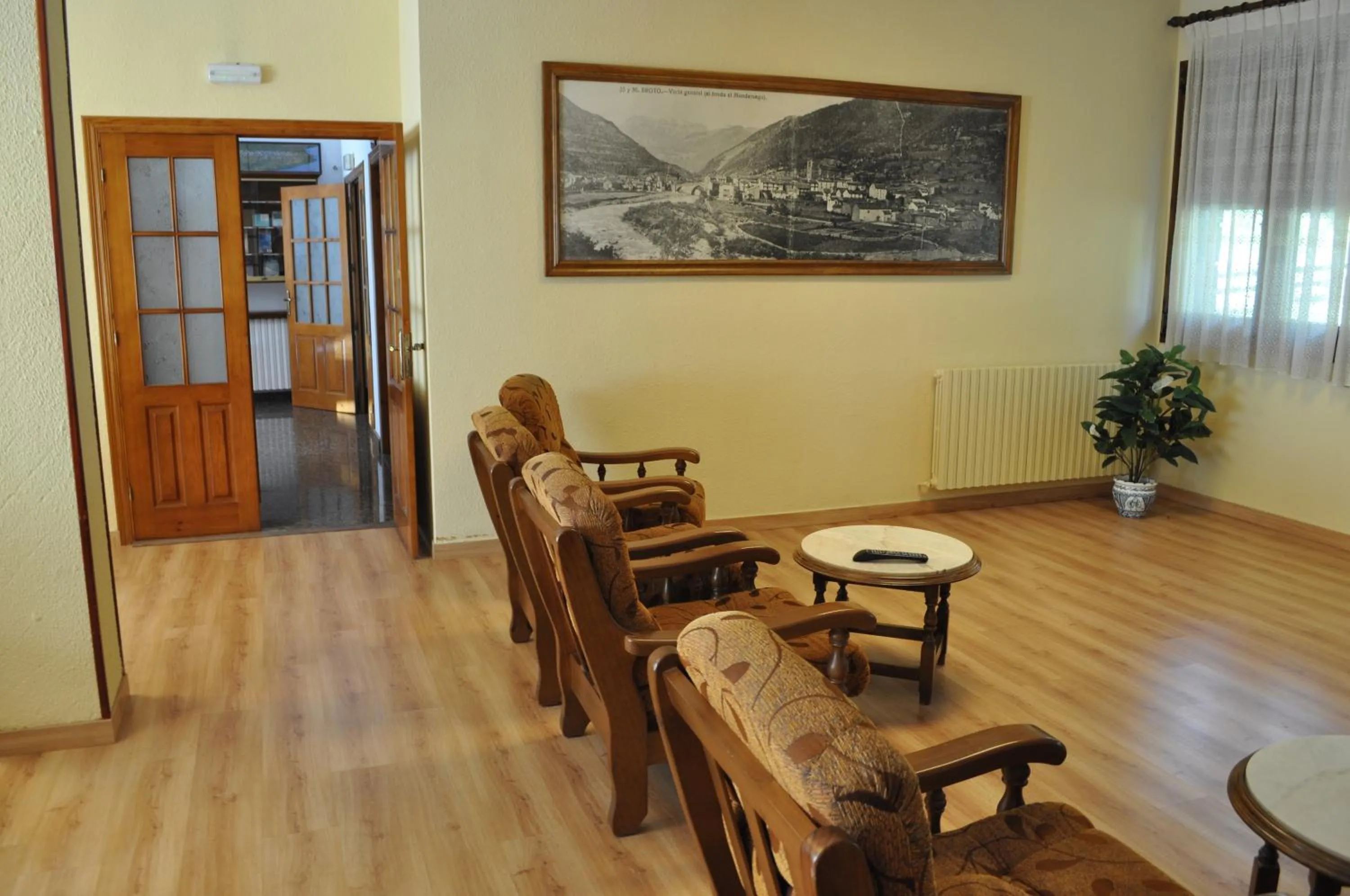 Communal lounge/ TV room in Hotel Latre