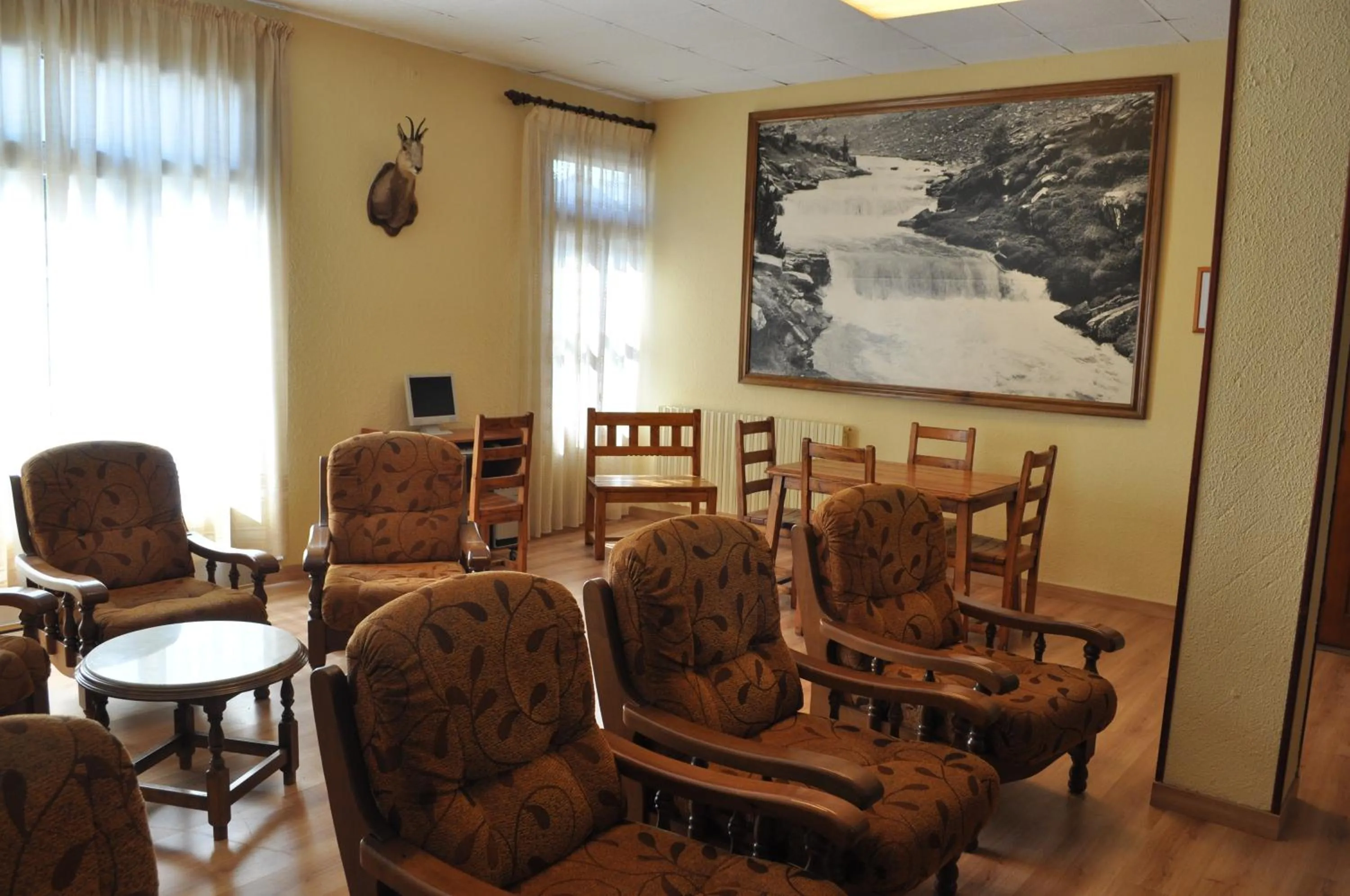 Communal lounge/ TV room in Hotel Latre