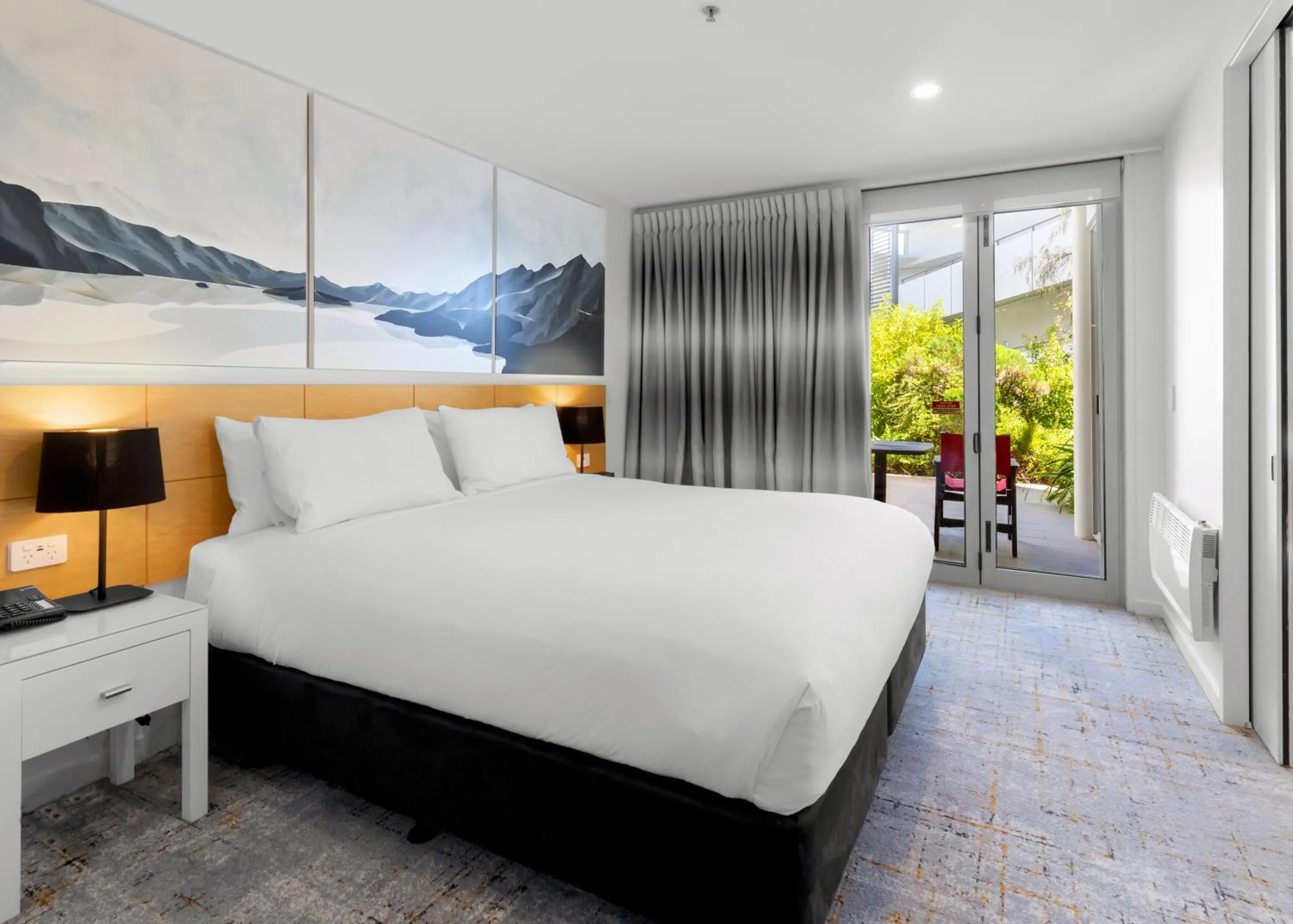 Patio, Bed in Scenic Suites Queenstown