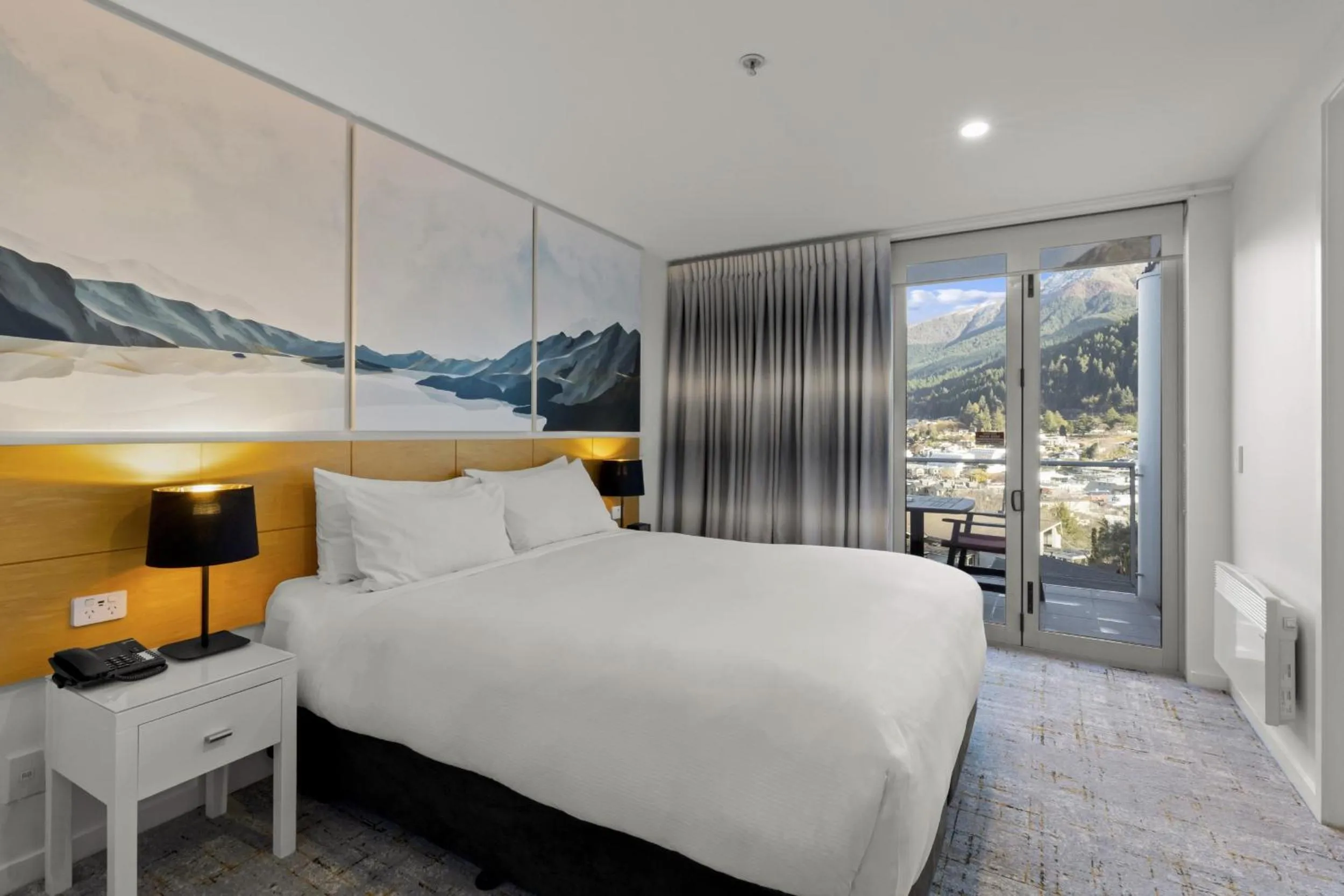 Patio, Bed in Scenic Suites Queenstown