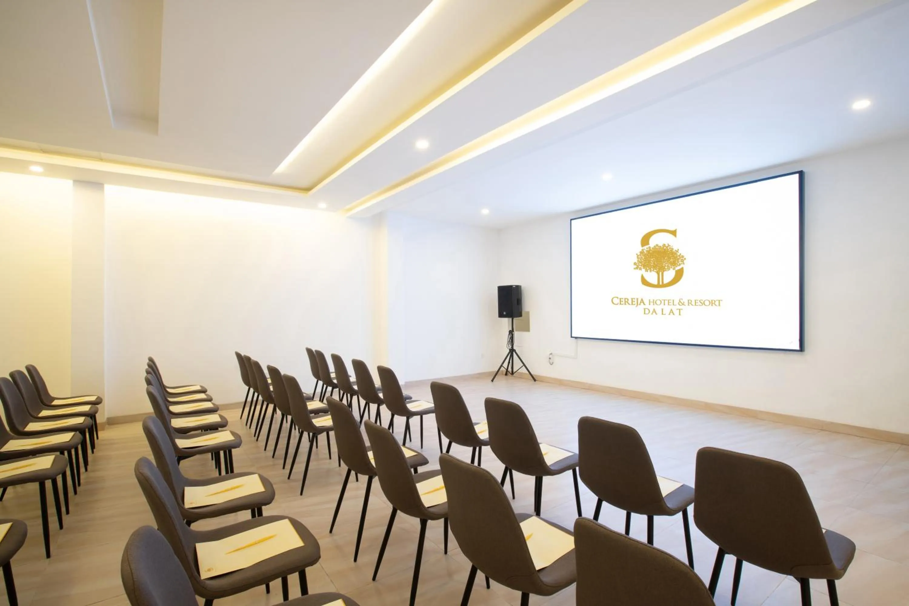 Business facilities in CEREJA Hotel & Resort Dalat