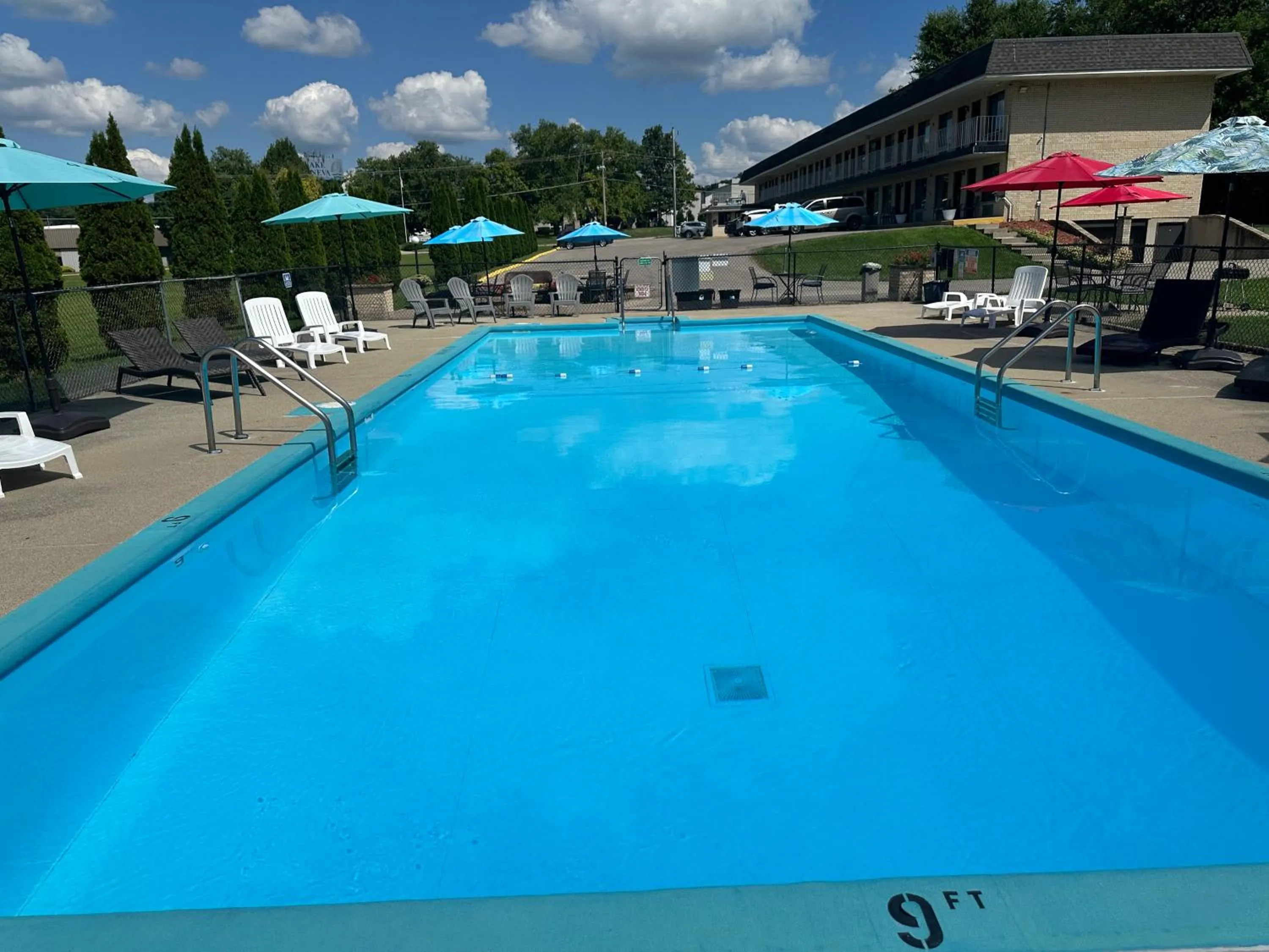 Swimming pool in Geneva Wells Inn