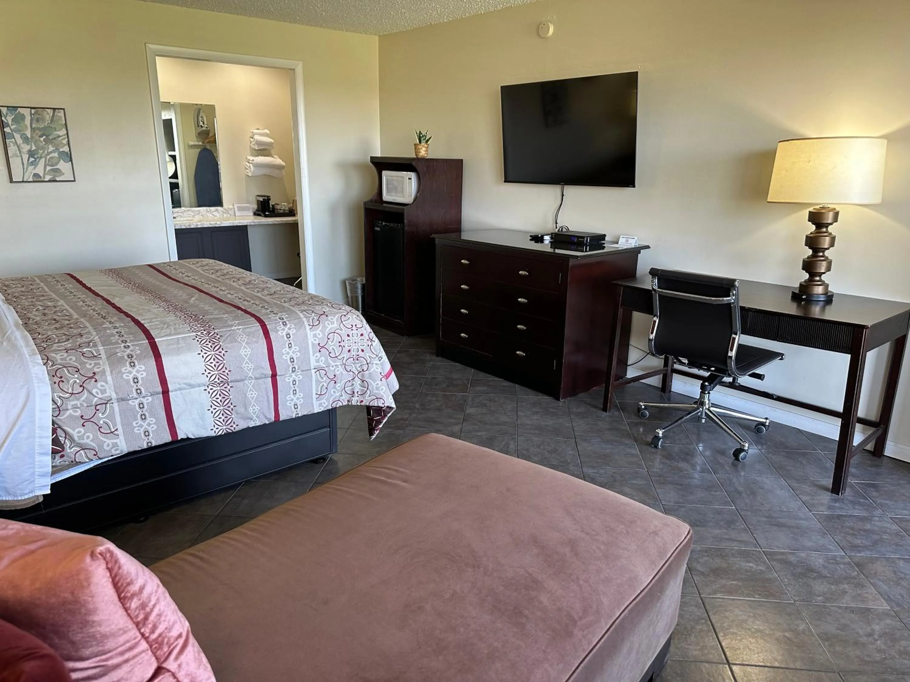 Bedroom, Bed in Geneva Wells Inn