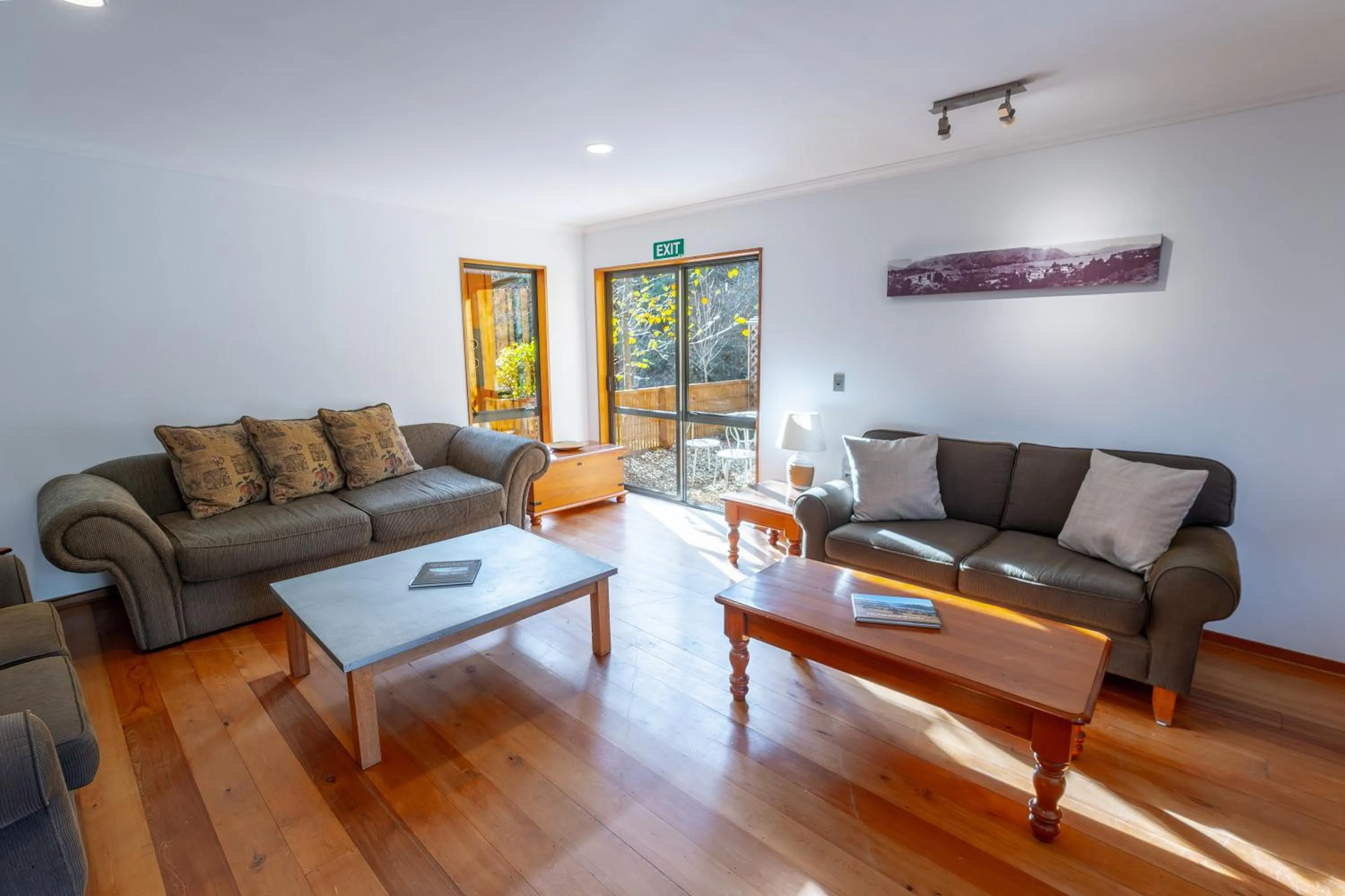 Communal lounge/ TV room in Wanaka Springs Lodge
