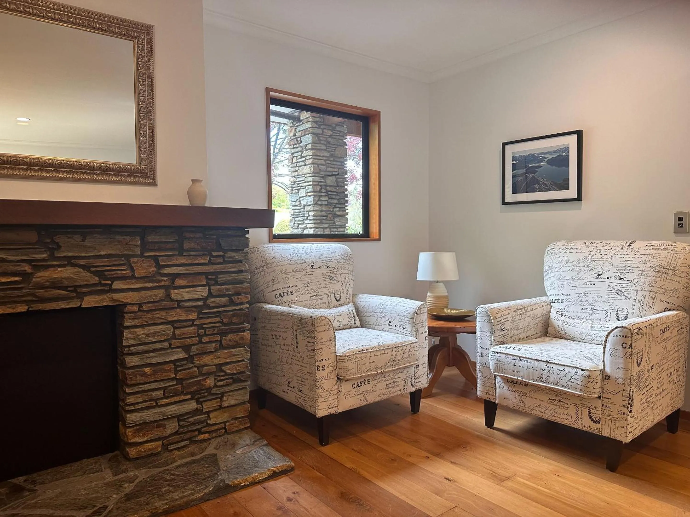 Communal lounge/ TV room in Wanaka Springs Lodge
