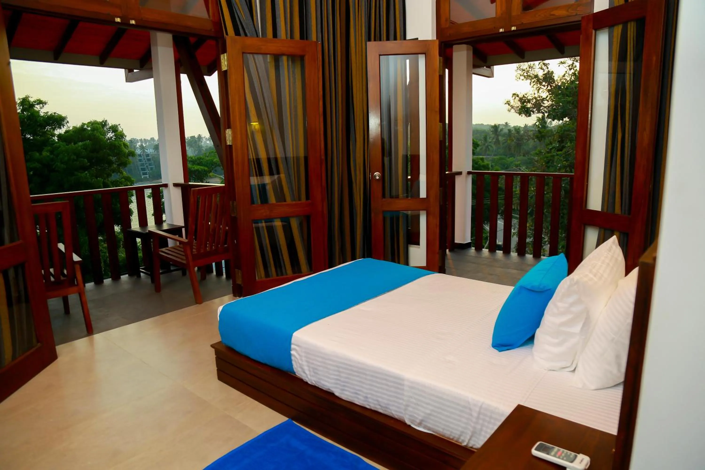 Balcony/Terrace, Bed in Seafood Restaurant and Motel