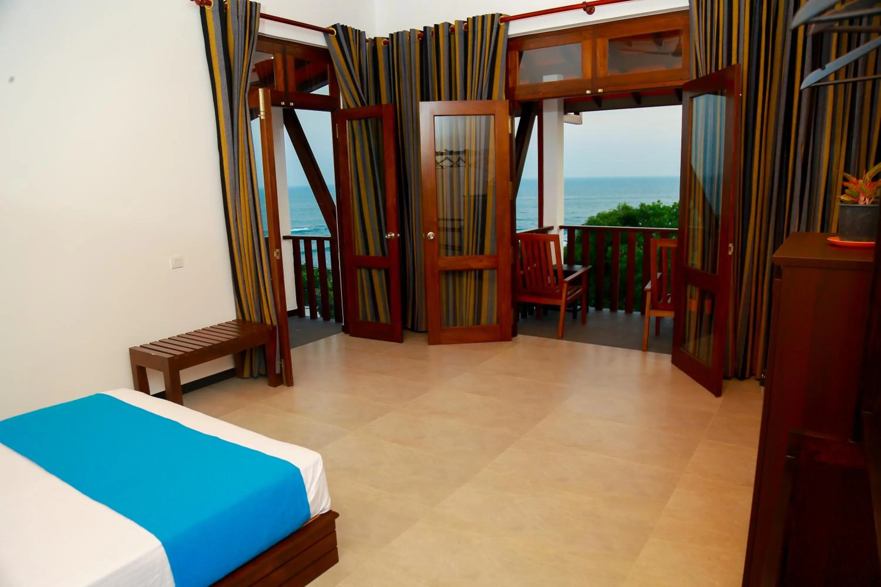 Balcony/Terrace, Bed in Seafood Restaurant and Motel