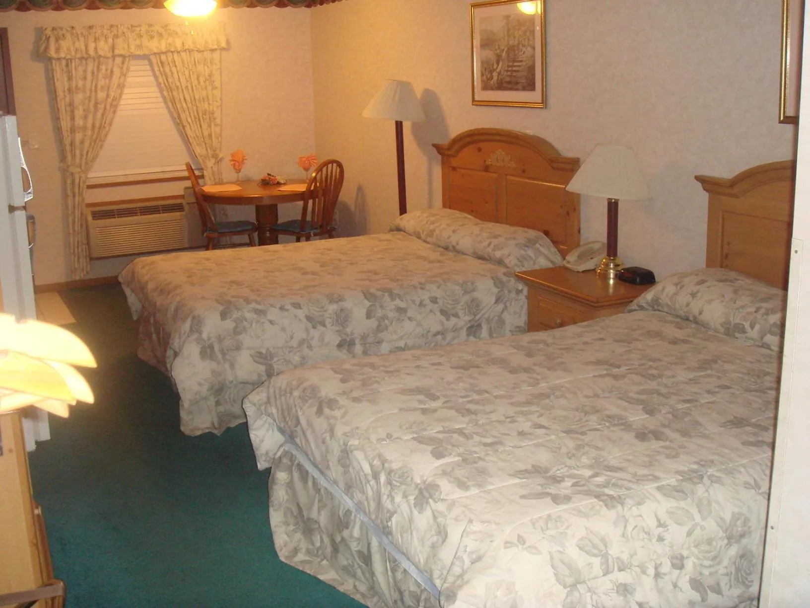 Bed in Townhouse Inn & Suites Omaha