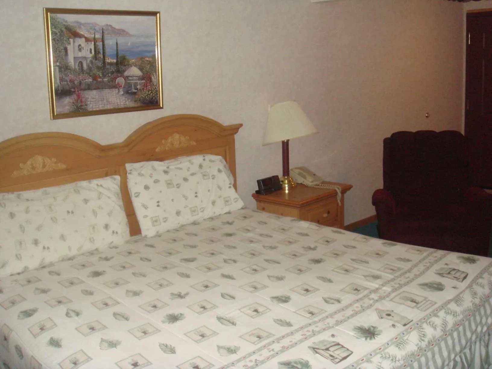 Bed in Townhouse Inn & Suites Omaha