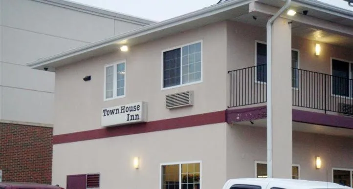 Property building in Townhouse Inn & Suites Omaha