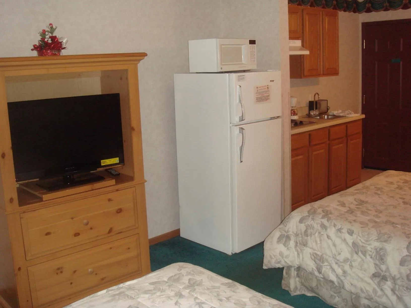 Bed in Townhouse Inn & Suites Omaha
