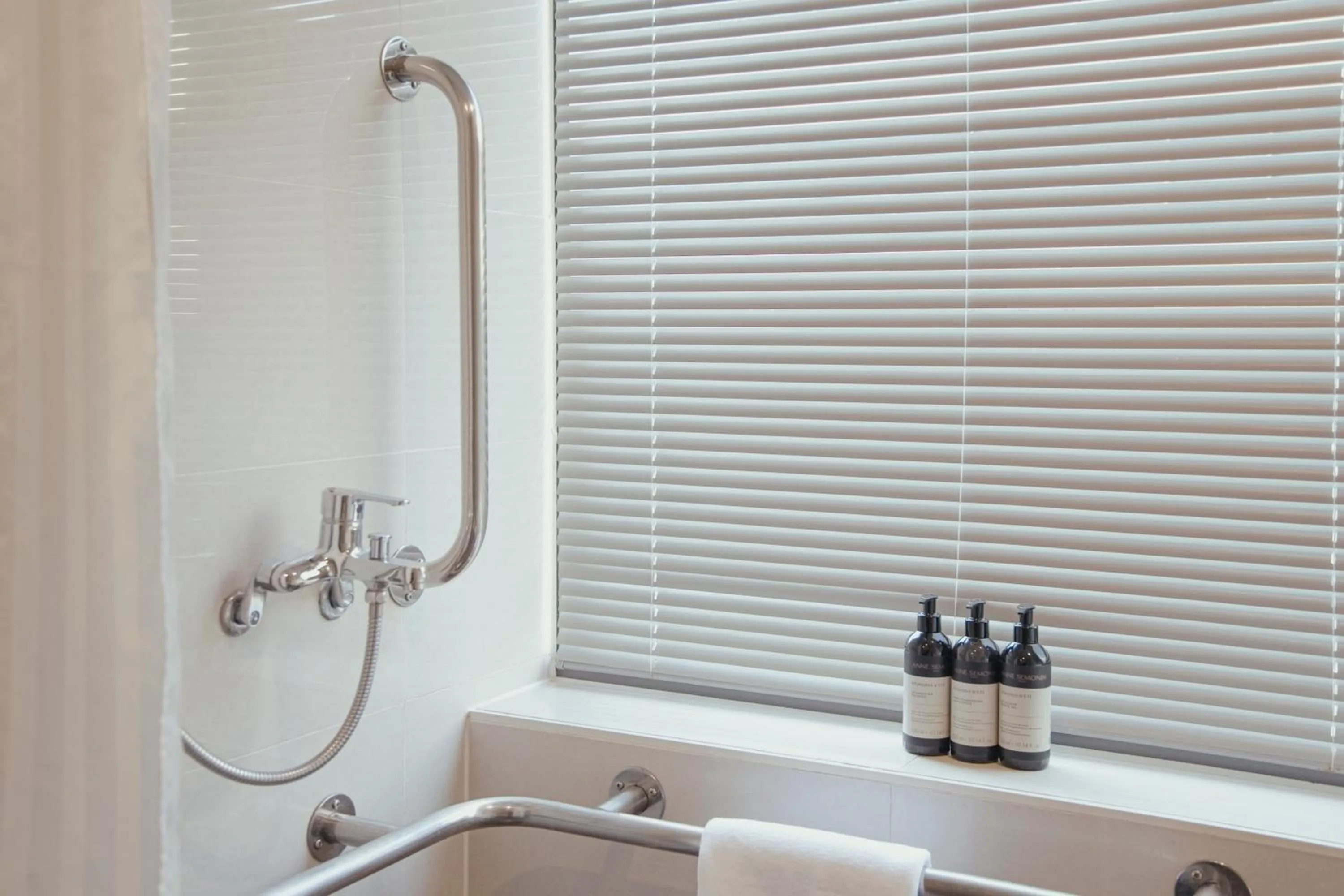 Shower in Amid Hotel Seoul