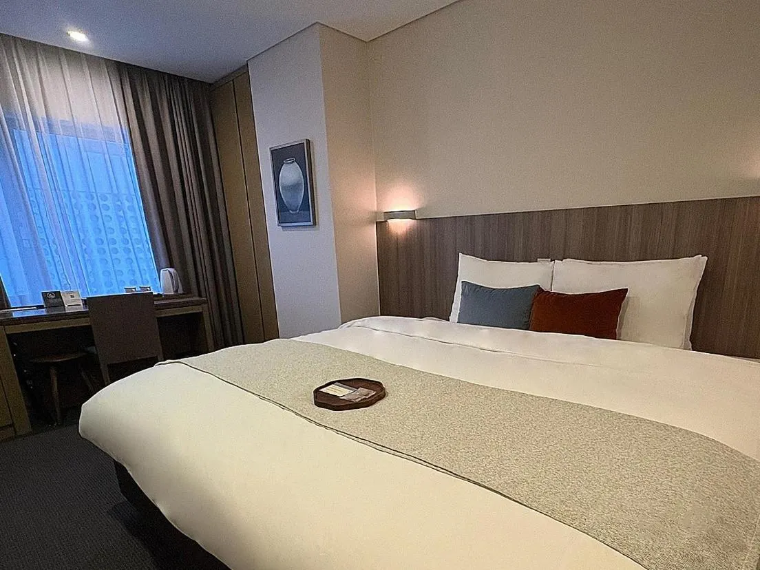Photo of the whole room, Bed in Amid Hotel Seoul