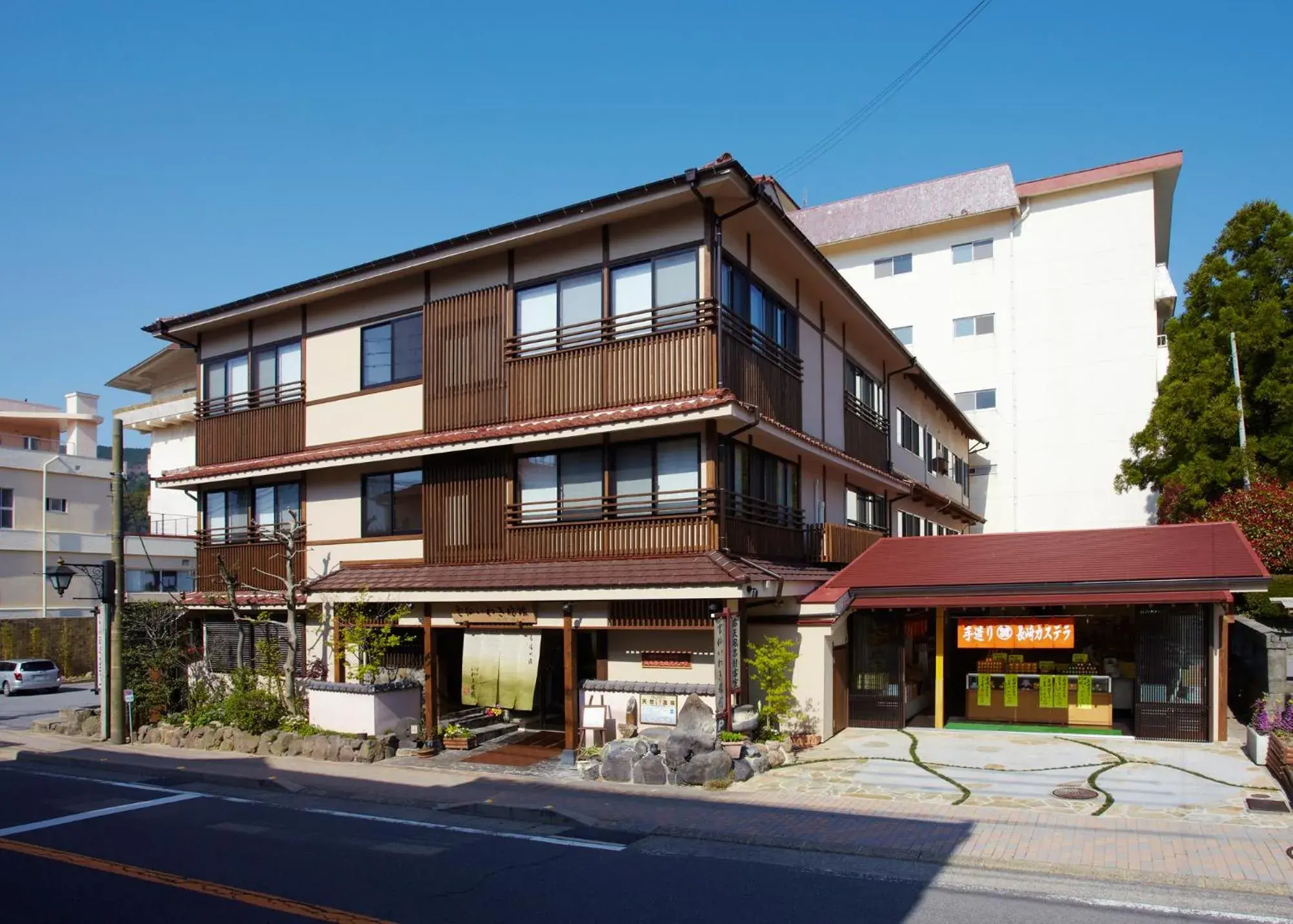 Facade/entrance in Unzen Iwaki Ryokan Facade/entrance in Unzen Iwaki Ryokan