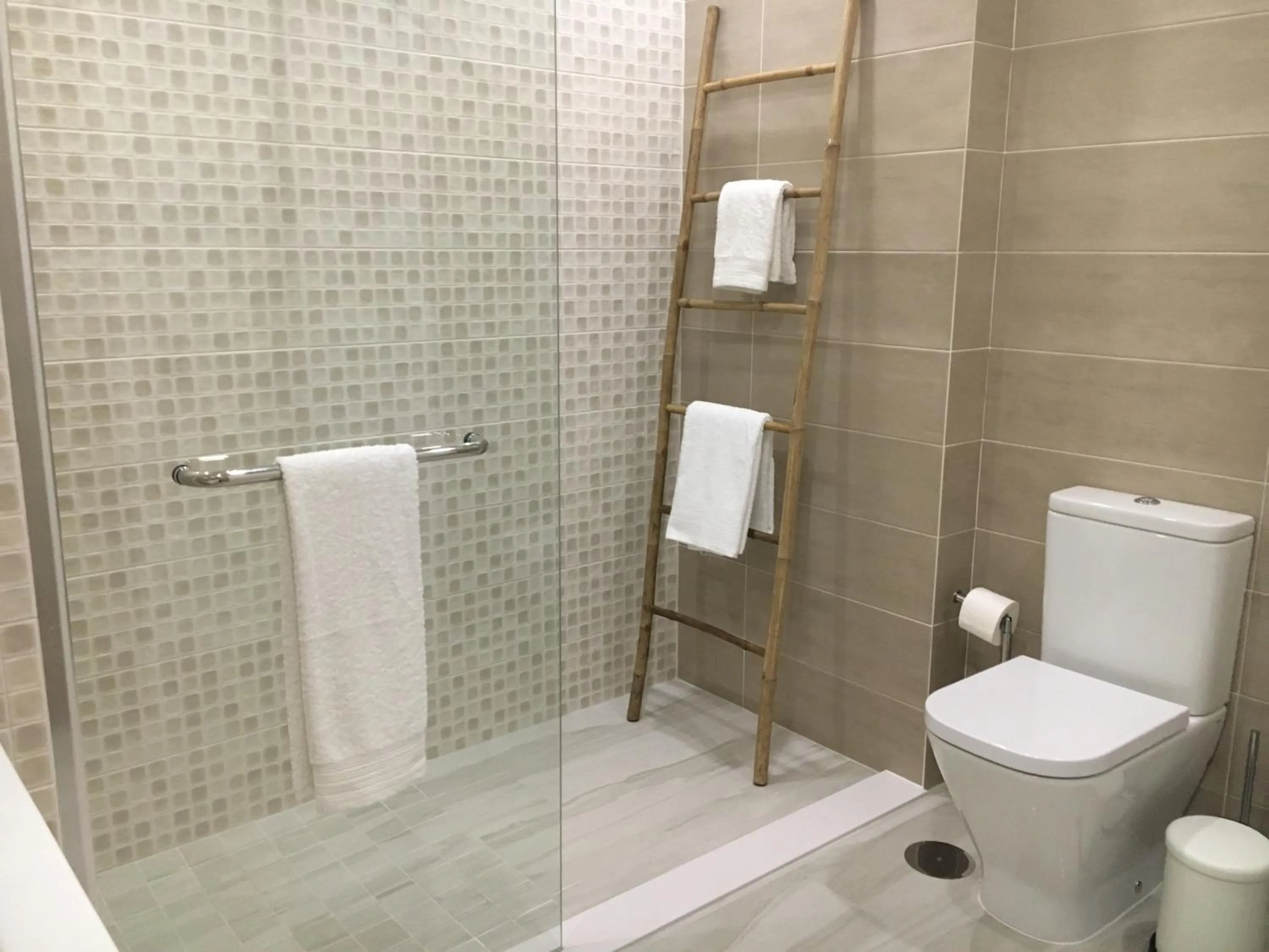 Shower in Alto Mar Apartment