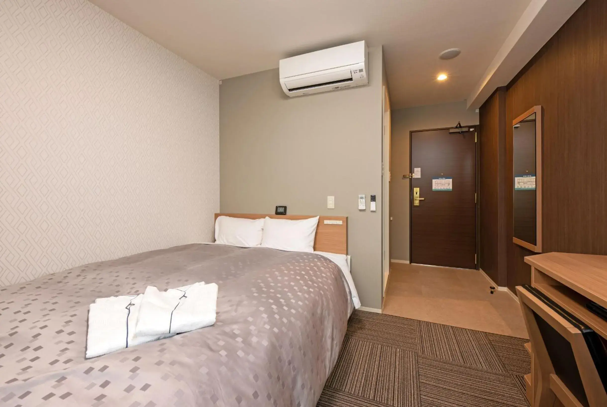 Standard Double Room with Small Double Bed - Non-Smoking in Amagasaki Plaza Hotel Hanshin Amagasaki Standard Double Room with Small Double Bed - Non-Smoking in Amagasaki Plaza Hotel Hanshin Amagasaki
