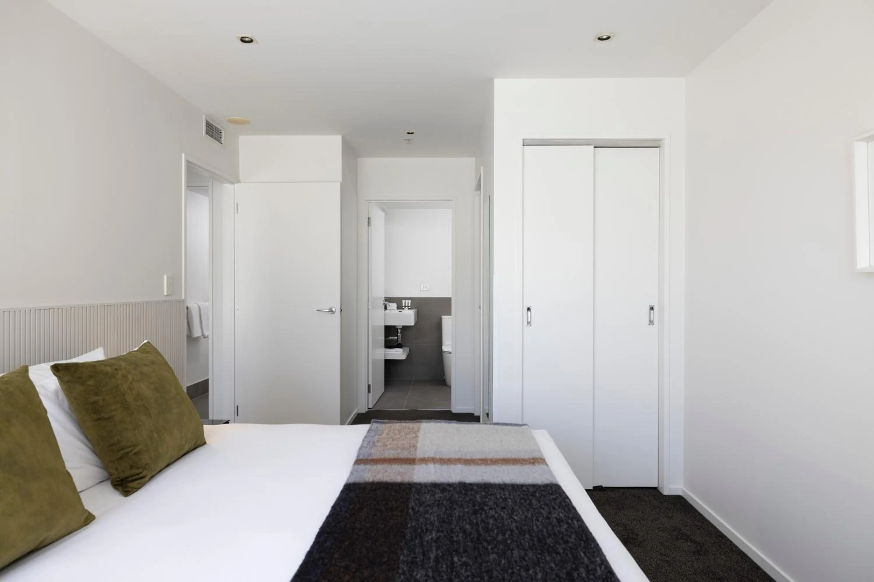 Bedroom, Bed in Quest Parnell Serviced Apartments