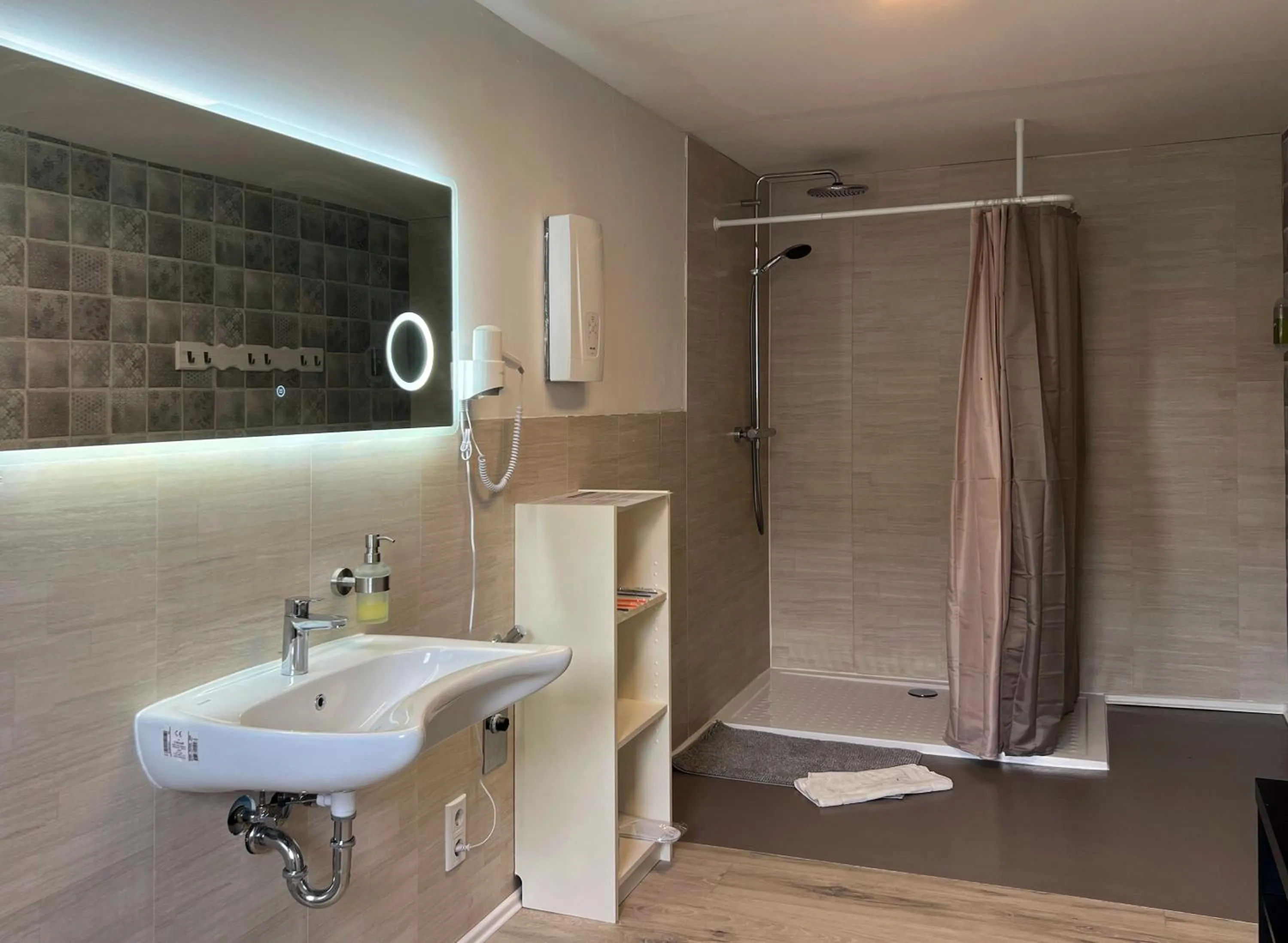 Shower in Landlust Hotel