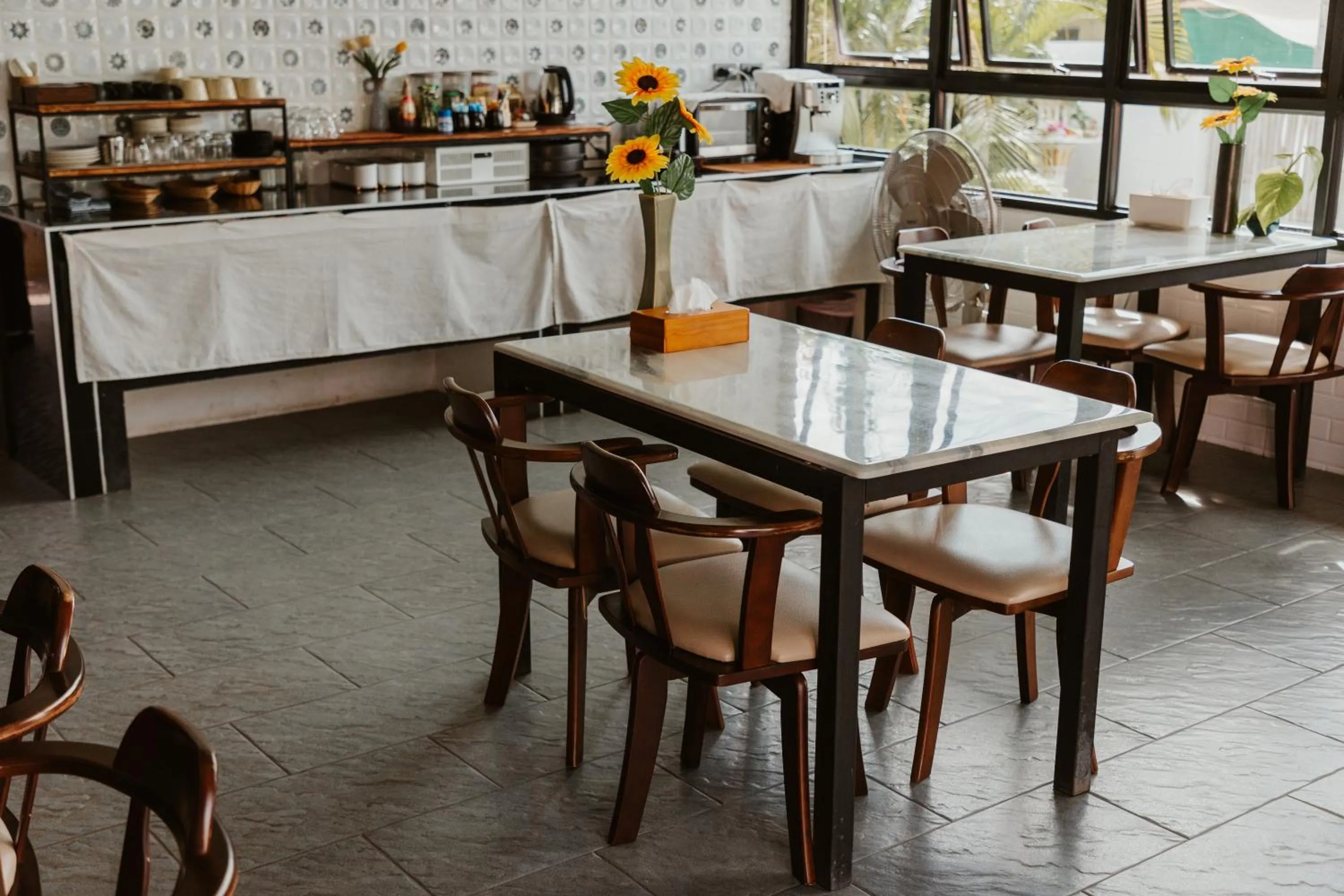 Restaurant/places to eat in Arun Dara Villa