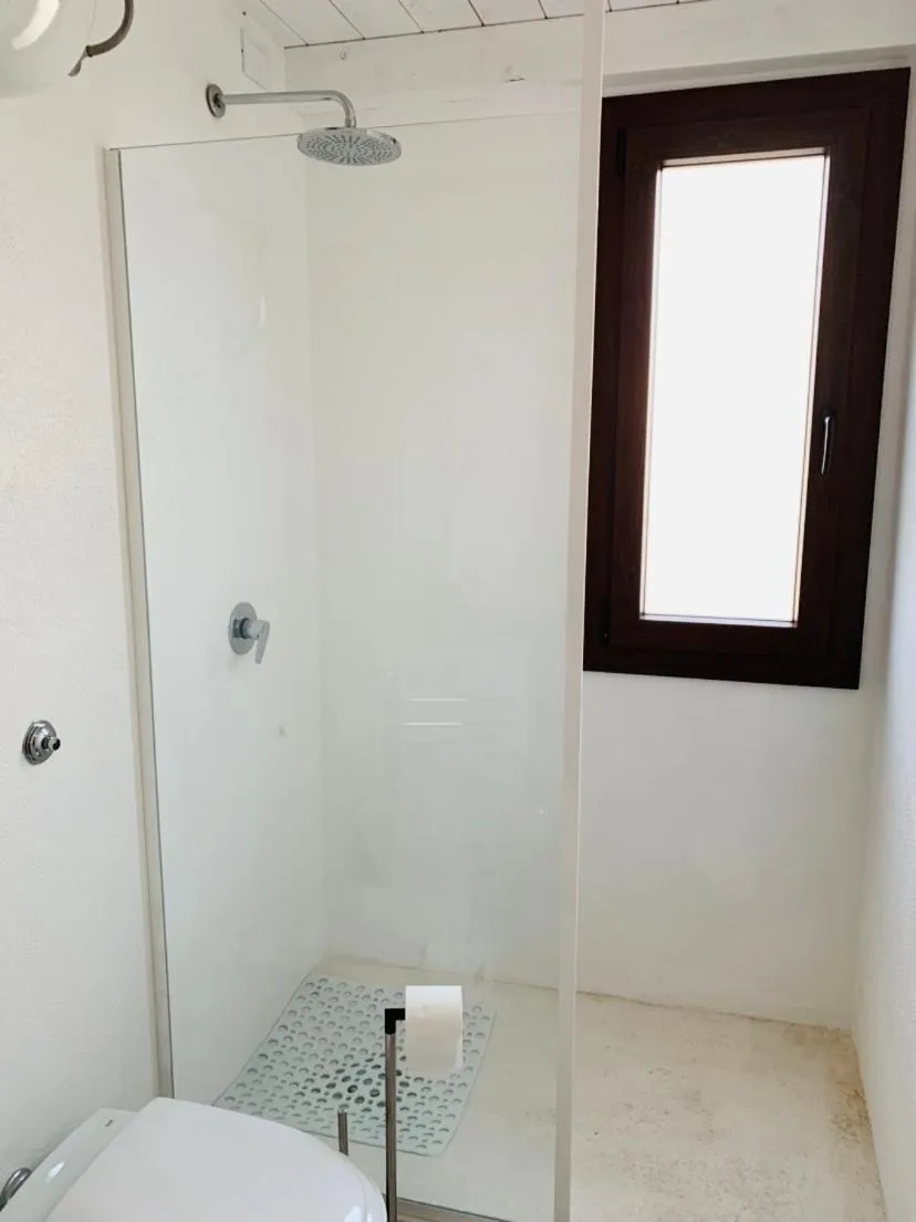 Shower in Luxar room