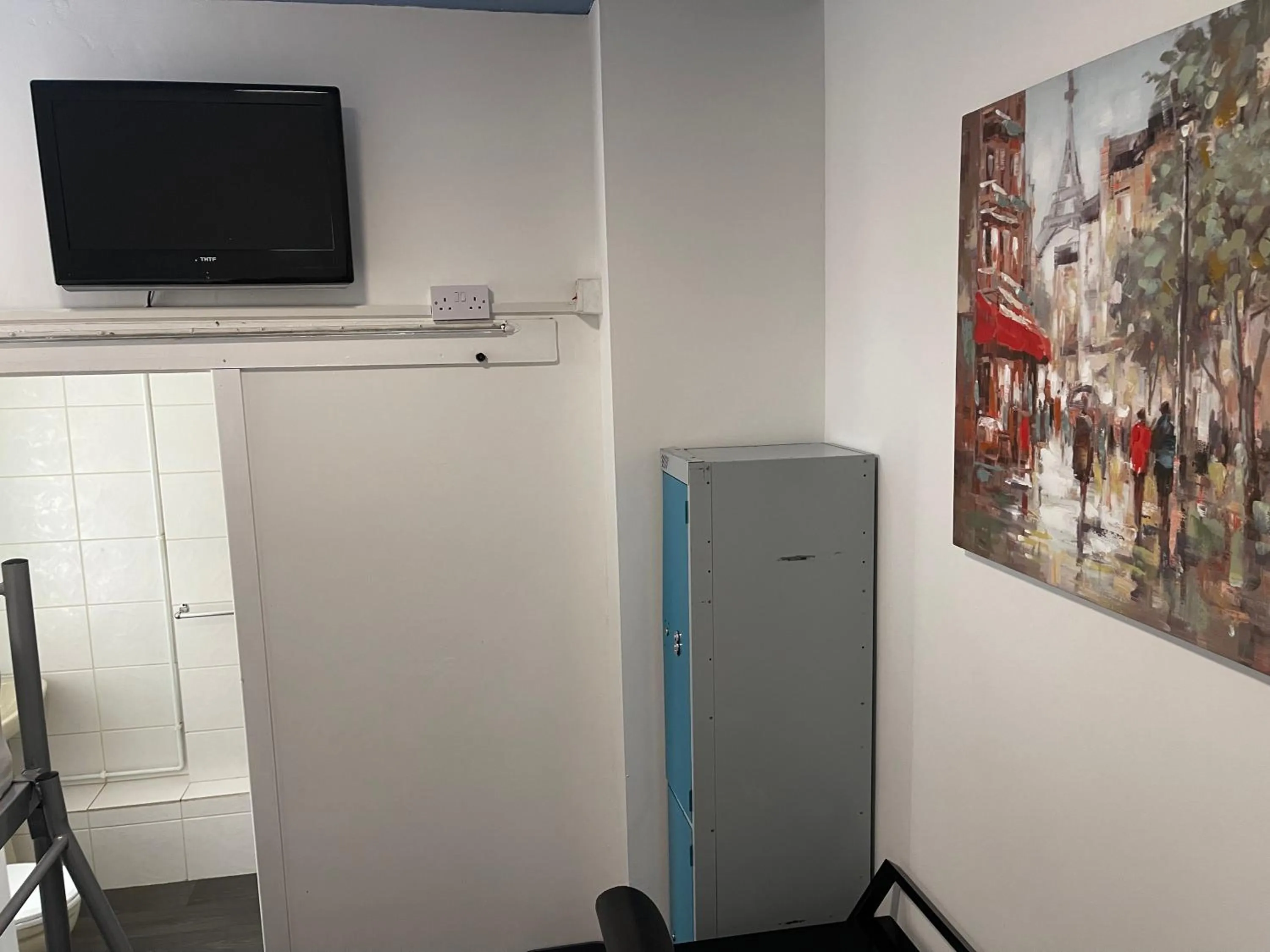 TV and multimedia in Backpackers Blackpool Hotel & Suites