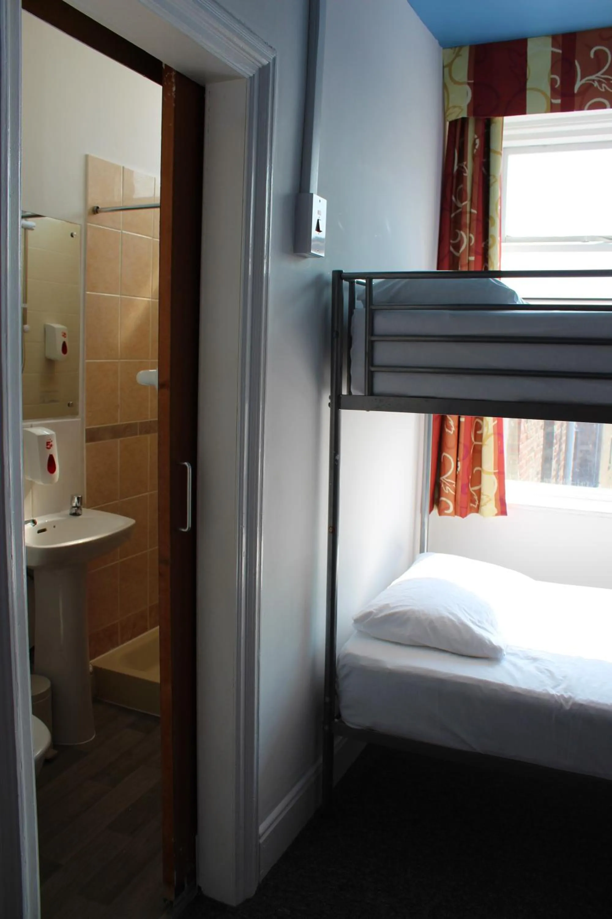 Shower, Bed in Backpackers Blackpool Hotel & Suites