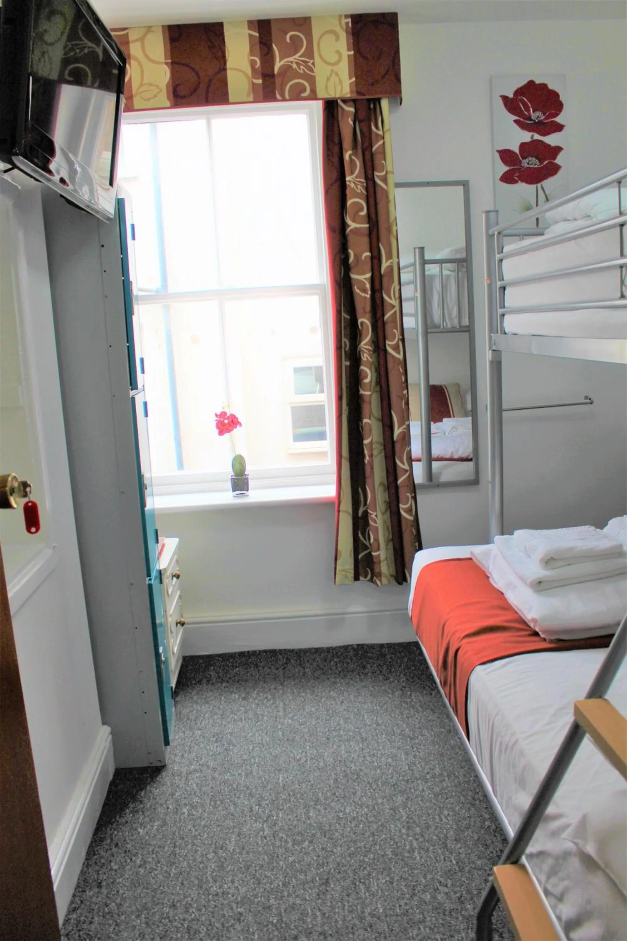 TV and multimedia, Bed in Backpackers Blackpool Hotel & Suites